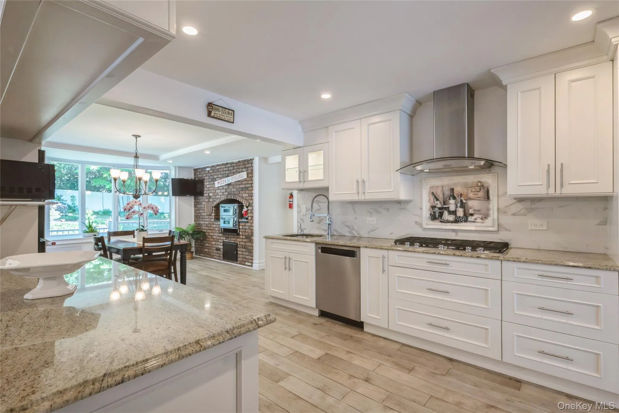 Gorgeous chefs' kitchen with gas cooktop and double oven Gorgeous chefs' kitchen with gas cooktop and double oven