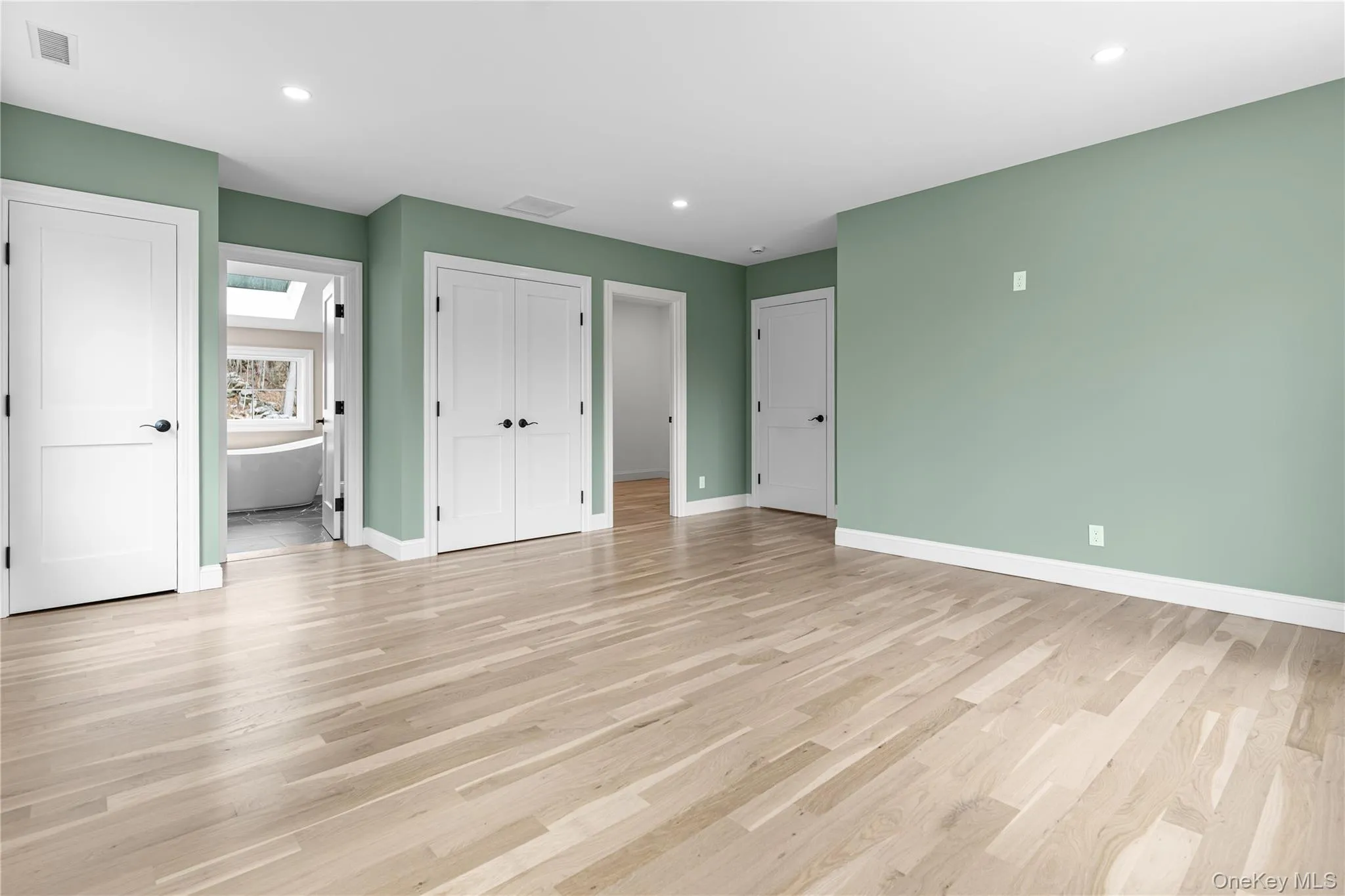 Main BR w/Bth & 3 closets Main BR w/Bth & 3 closets
