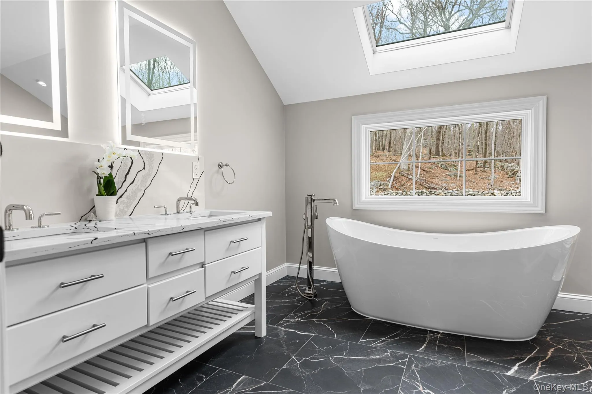 Bth with soaking tub & stand up shower Bth with soaking tub & stand up shower