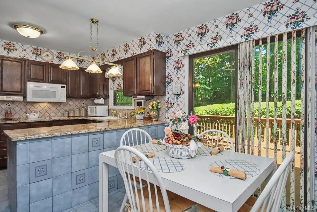 Eat in Kitchen with SGD to deck Eat in Kitchen with SGD to deck