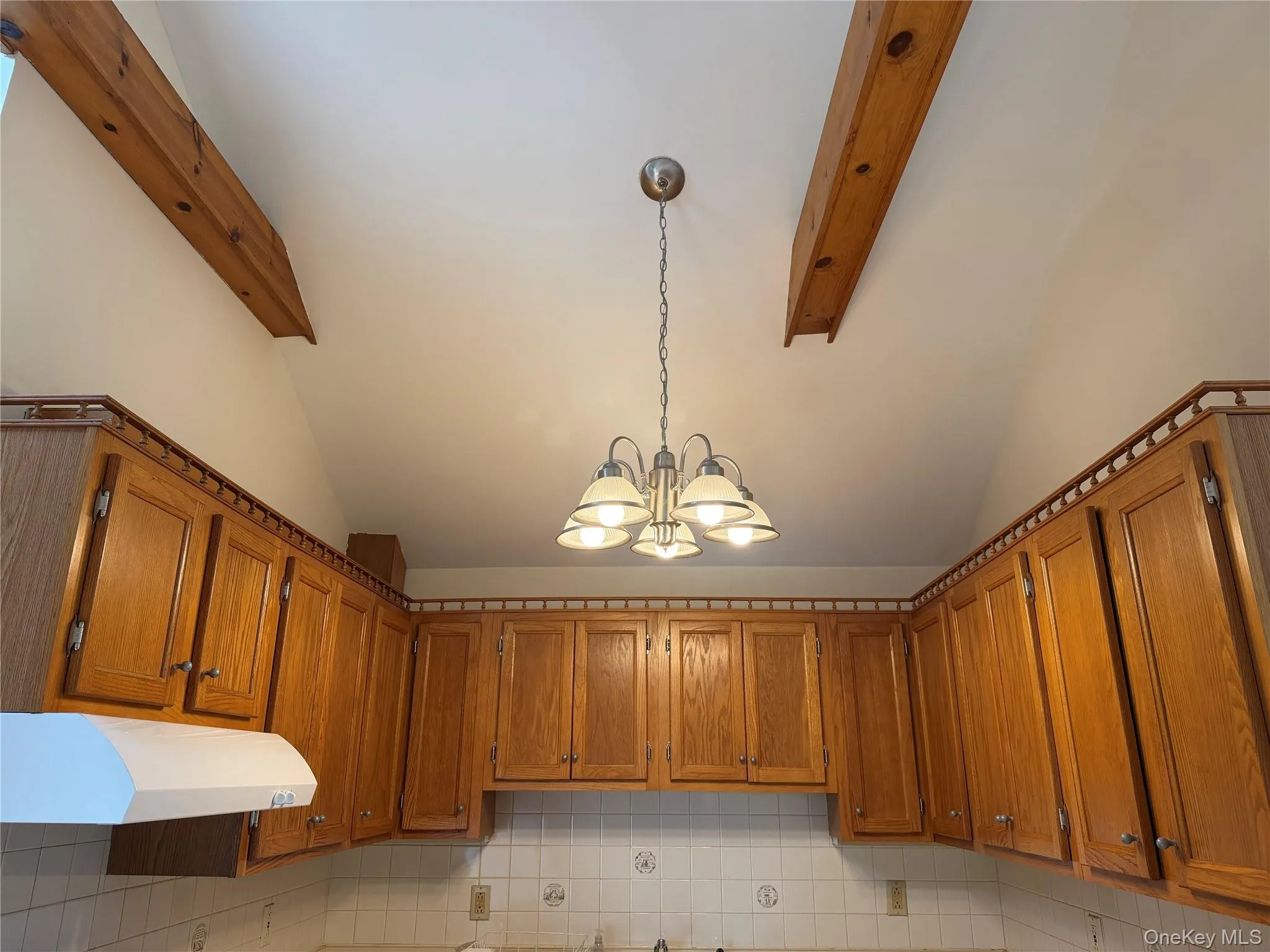 Beamed ceiling, upper cabinets with decorative chair rail! Beamed ceiling, upper cabinets with decorative chair rail!