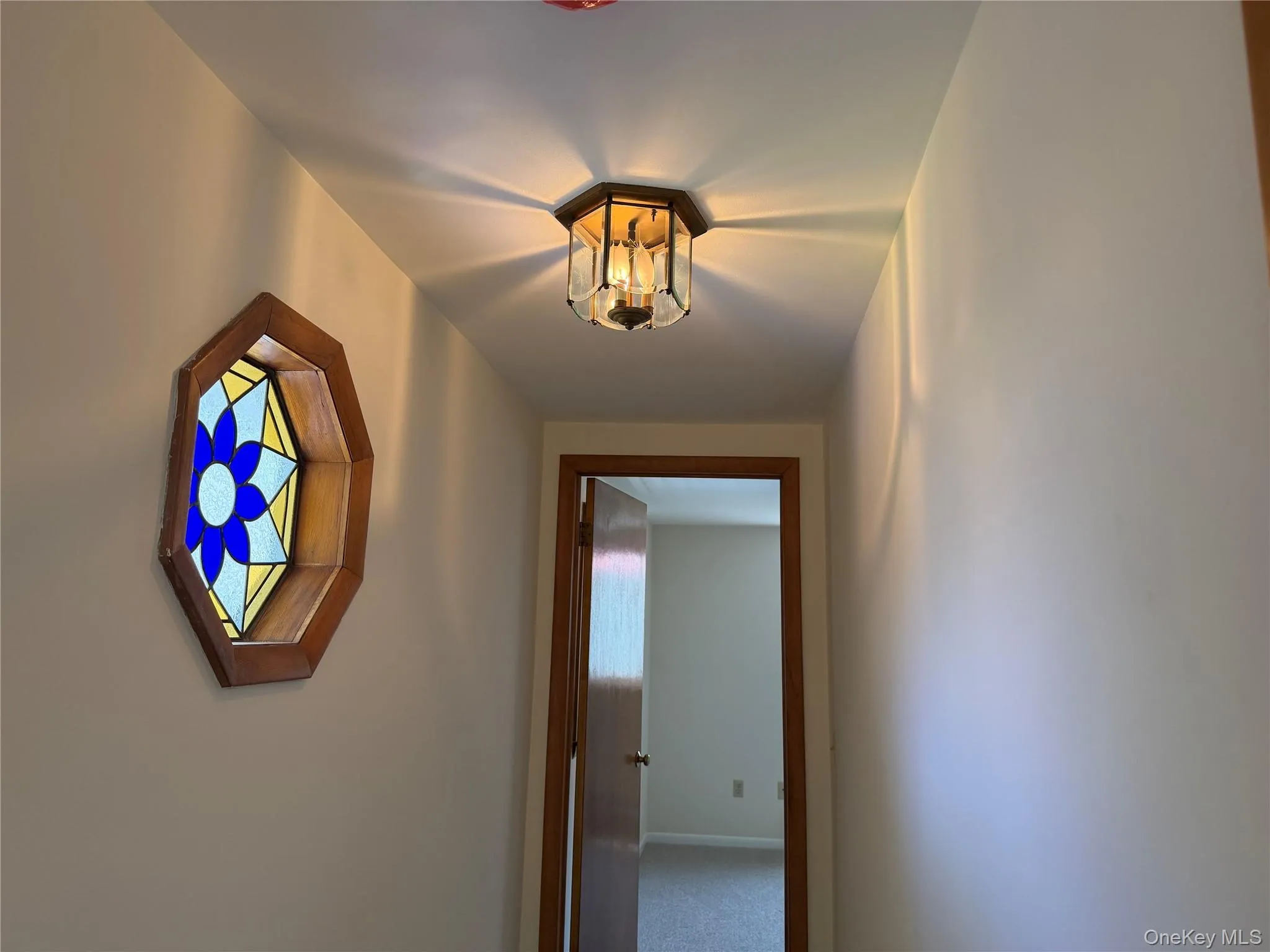 Features Stained Glass Window & Hallway Lighting Features Stained Glass Window & Hallway Lighting