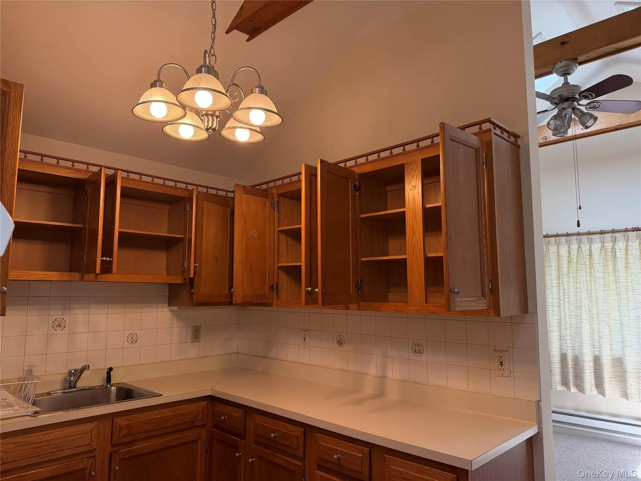 Lots of cabinet space, chandelier,& tiled backsplash! Lots of cabinet space, chandelier,& tiled backsplash!