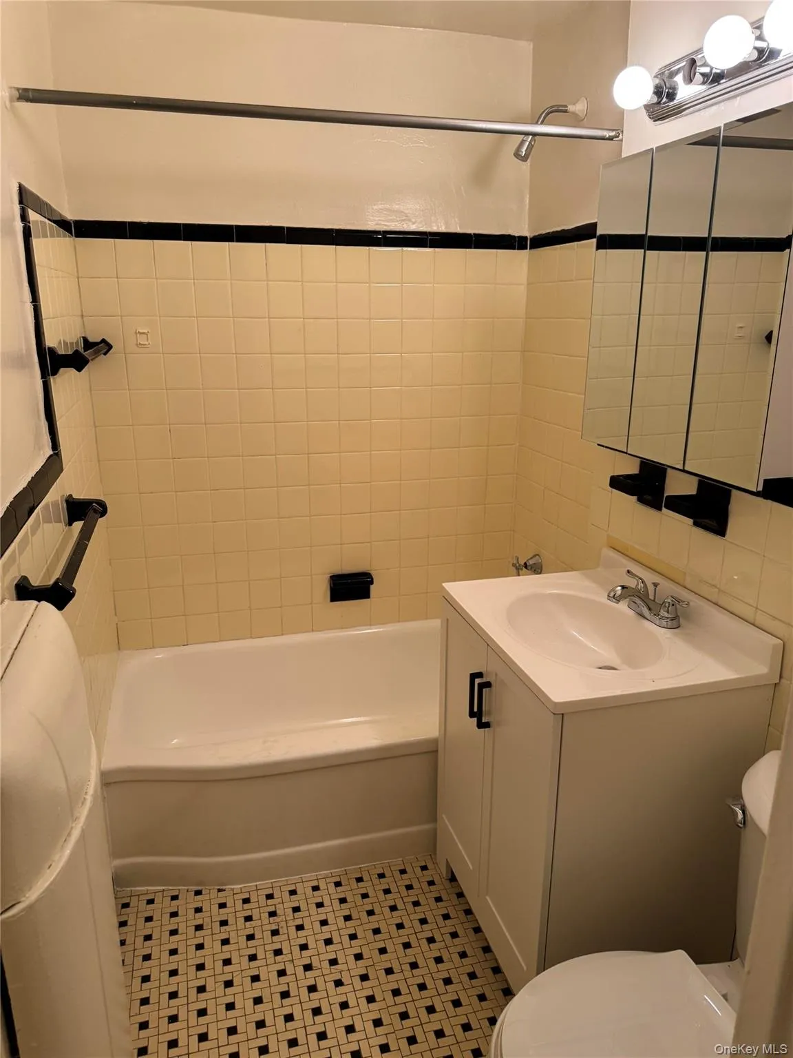 9834 63rd Drive, New York, NY, 3 Rooms Rooms,1 BathroomBathrooms,Residential,For Rent,63rd,0,1019963 9834 63rd Drive, New York, NY, 3 Rooms Rooms,1 BathroomBathrooms,Residential,For Rent,63rd,0,1019963