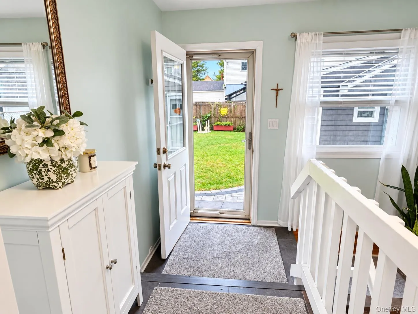 Exit to Yard or Continue to Lower Level Exit to Yard or Continue to Lower Level