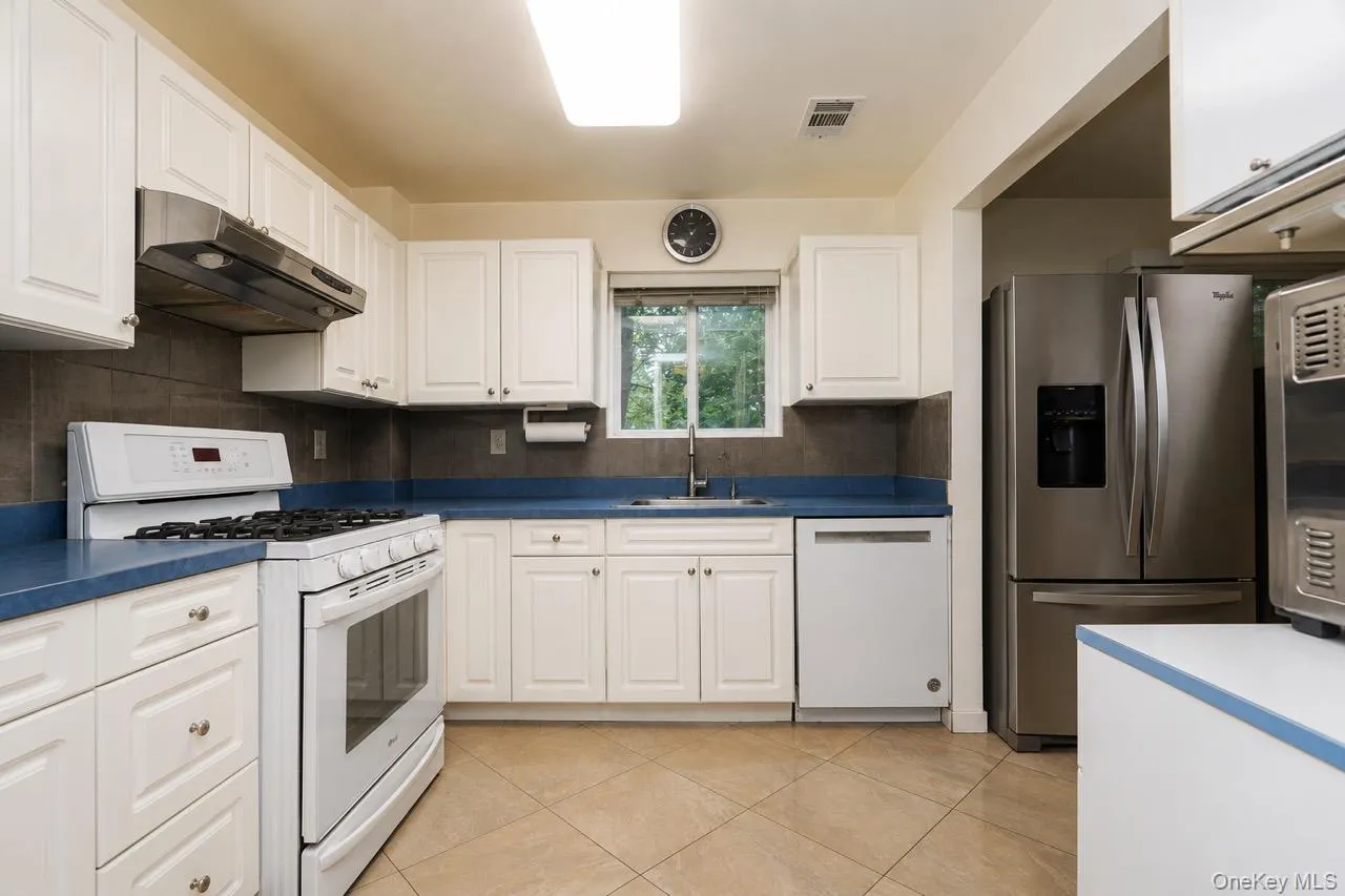 64 Amanda Court, New York, NY, 4 Bedrooms Bedrooms, 10 Rooms Rooms,3 BathroomsBathrooms,Residential,For Rent,Amanda,0,1019988 64 Amanda Court, New York, NY, 4 Bedrooms Bedrooms, 10 Rooms Rooms,3 BathroomsBathrooms,Residential,For Rent,Amanda,0,1019988