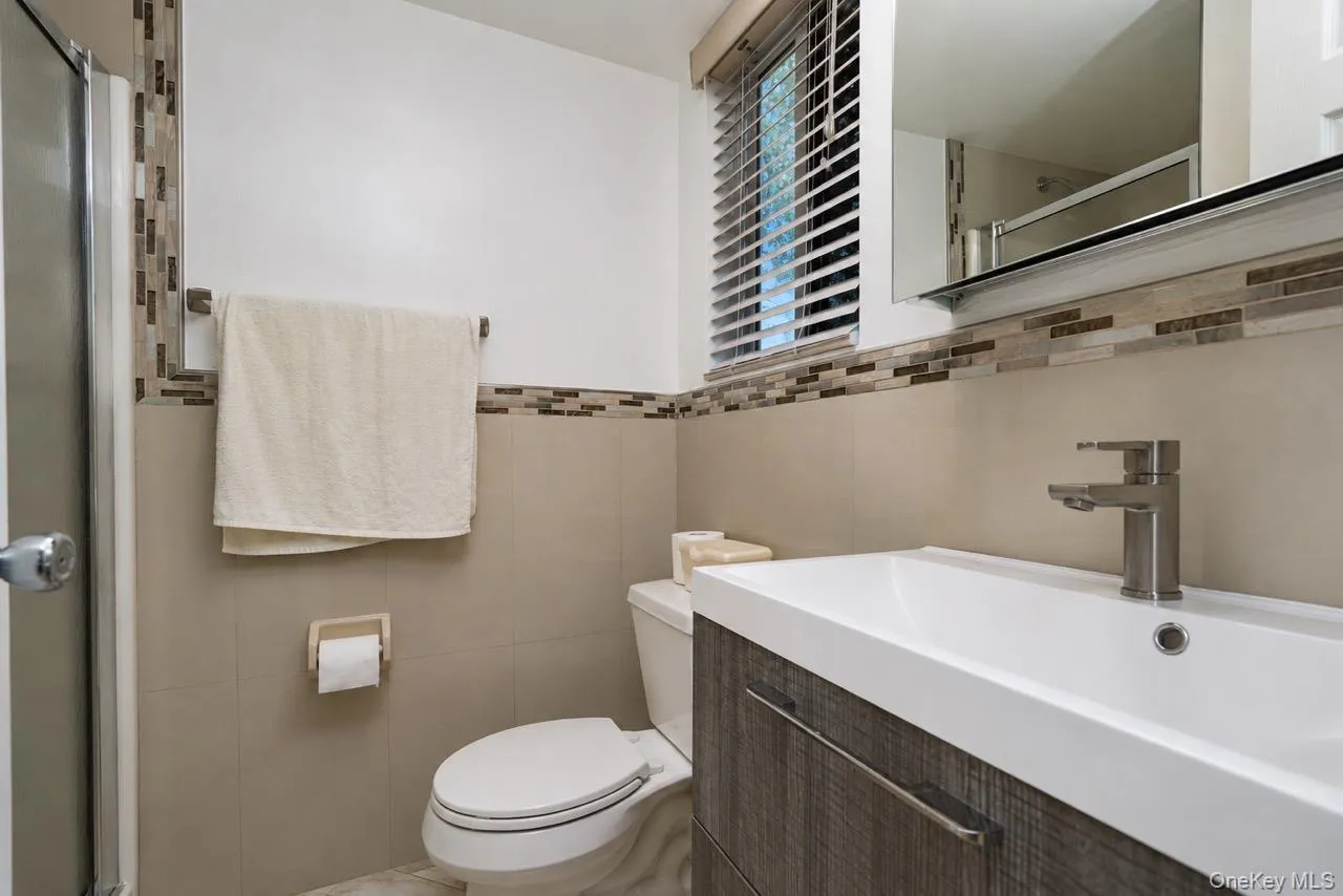 64 Amanda Court, New York, NY, 4 Bedrooms Bedrooms, 10 Rooms Rooms,3 BathroomsBathrooms,Residential,For Rent,Amanda,0,1019988 64 Amanda Court, New York, NY, 4 Bedrooms Bedrooms, 10 Rooms Rooms,3 BathroomsBathrooms,Residential,For Rent,Amanda,0,1019988