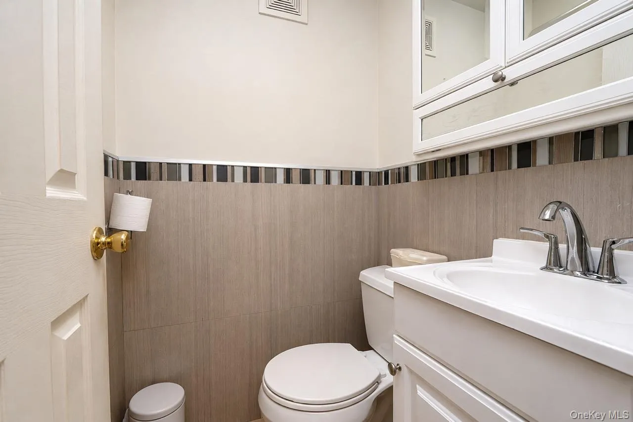 64 Amanda Court, New York, NY, 4 Bedrooms Bedrooms, 10 Rooms Rooms,3 BathroomsBathrooms,Residential,For Rent,Amanda,0,1019988 64 Amanda Court, New York, NY, 4 Bedrooms Bedrooms, 10 Rooms Rooms,3 BathroomsBathrooms,Residential,For Rent,Amanda,0,1019988