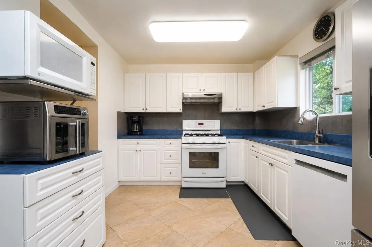 64 Amanda Court, New York, NY, 4 Bedrooms Bedrooms, 10 Rooms Rooms,3 BathroomsBathrooms,Residential,For Rent,Amanda,0,1019988 64 Amanda Court, New York, NY, 4 Bedrooms Bedrooms, 10 Rooms Rooms,3 BathroomsBathrooms,Residential,For Rent,Amanda,0,1019988