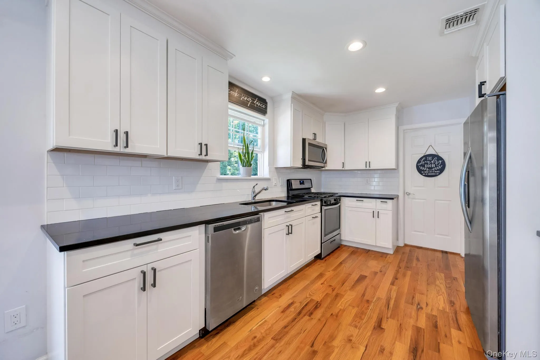 5 The Green, Brookhaven, NY, 3 Bedrooms Bedrooms, 7 Rooms Rooms,2 BathroomsBathrooms,Residential,For Rent,The,0,1019996 5 The Green, Brookhaven, NY, 3 Bedrooms Bedrooms, 7 Rooms Rooms,2 BathroomsBathrooms,Residential,For Rent,The,0,1019996