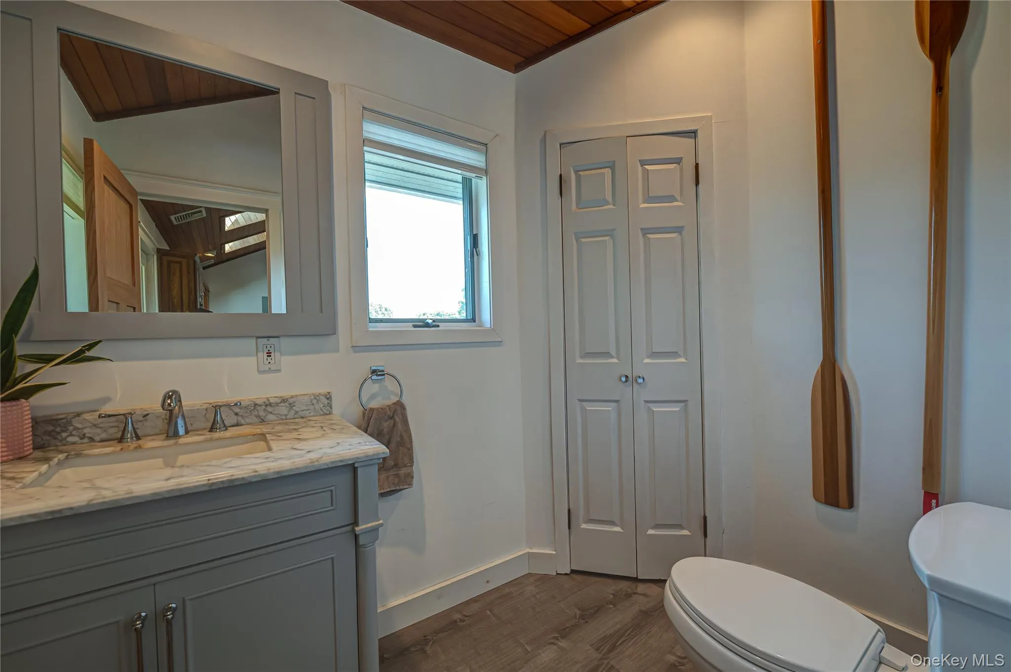 1/2 Bathroom off the Kitchen 1/2 Bathroom off the Kitchen