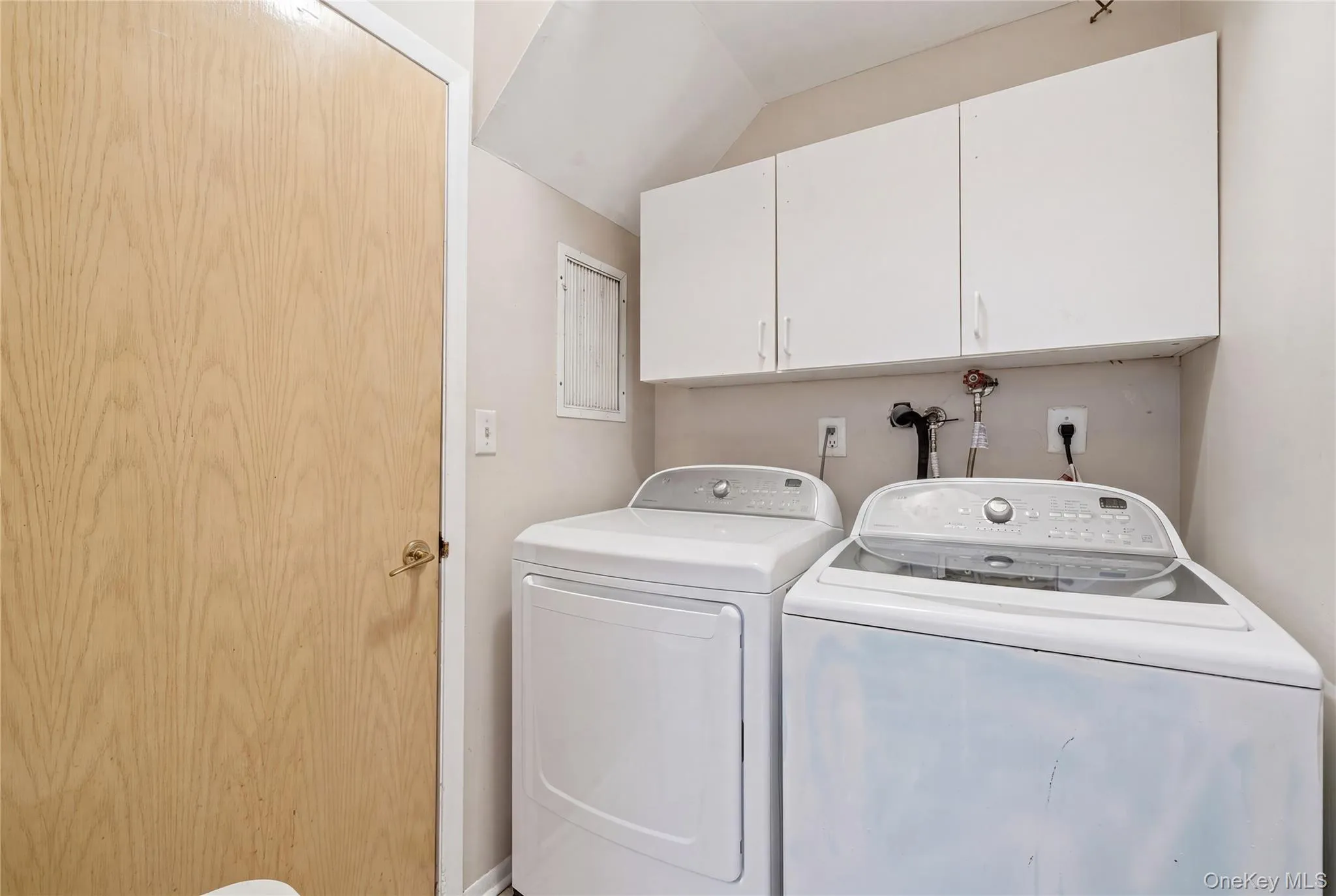 1233 Beech Street, Hempstead, NY, 5 Bedrooms Bedrooms, 10 Rooms Rooms,3 BathroomsBathrooms,Residential,For Rent,Beech,0,1020006 1233 Beech Street, Hempstead, NY, 5 Bedrooms Bedrooms, 10 Rooms Rooms,3 BathroomsBathrooms,Residential,For Rent,Beech,0,1020006