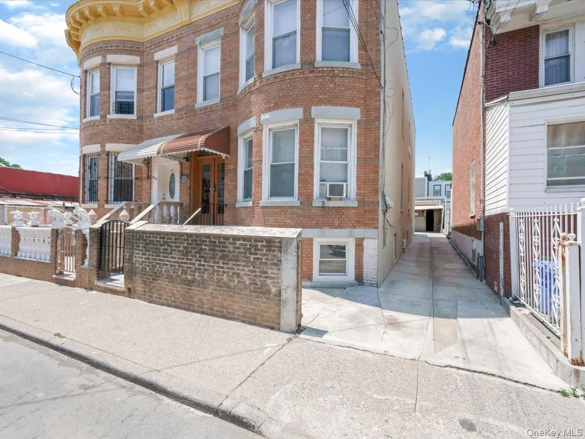 452 Lincoln Avenue, New York, NY, 6 Bedrooms Bedrooms, 12 Rooms Rooms,5 BathroomsBathrooms,Residential,For Rent,Lincoln,0,1020021 452 Lincoln Avenue, New York, NY, 6 Bedrooms Bedrooms, 12 Rooms Rooms,5 BathroomsBathrooms,Residential,For Rent,Lincoln,0,1020021