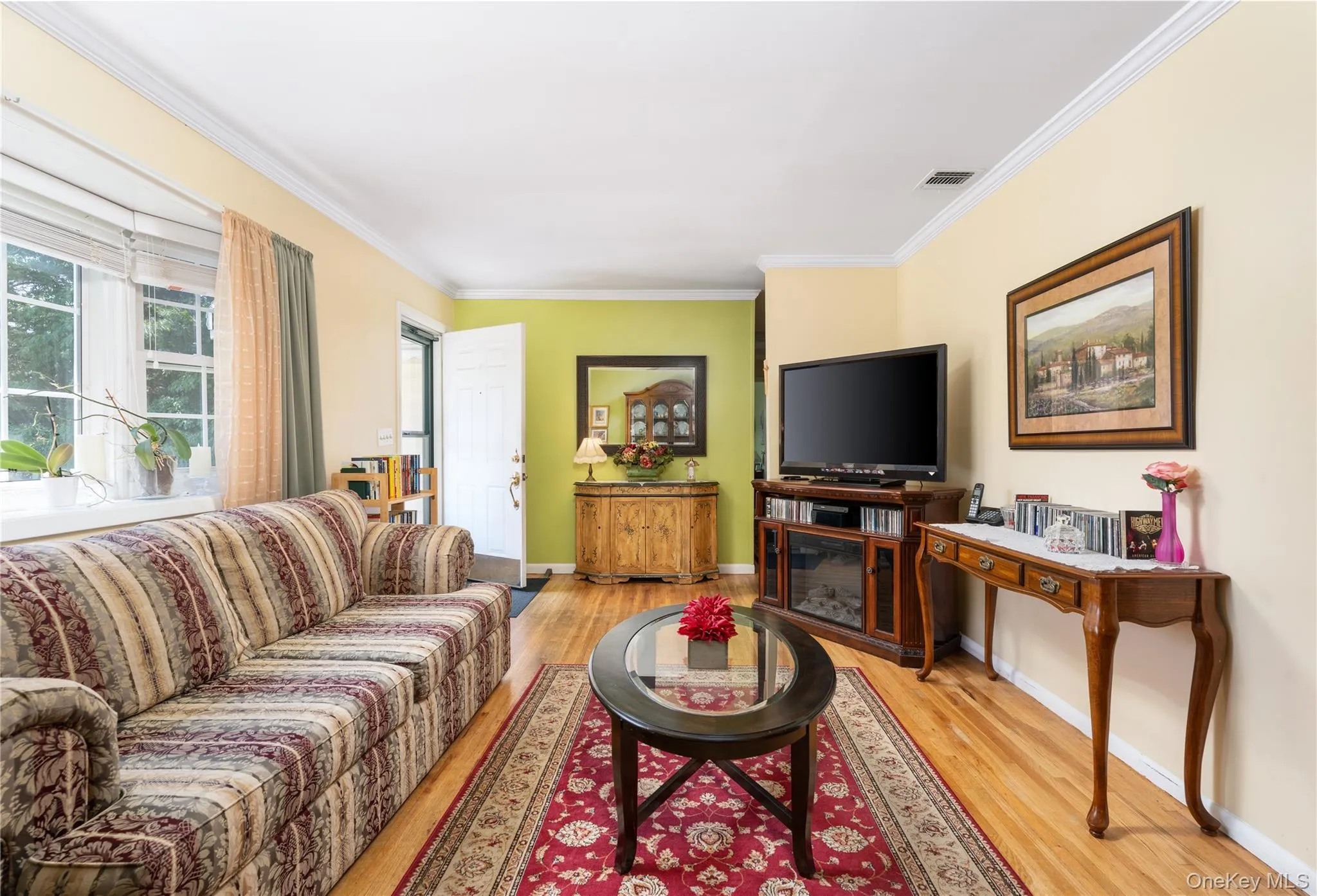 Hardwood floors, Crown Molding, Bay Window Hardwood floors, Crown Molding, Bay Window