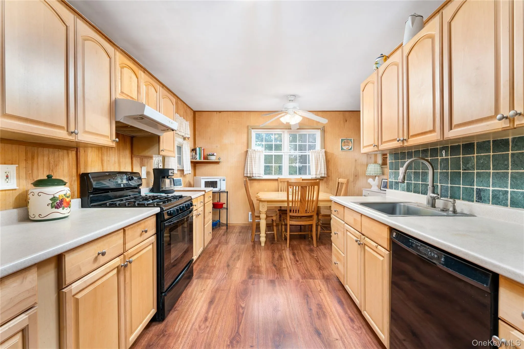 Eat in kitchen, maple wood cabinetry, gas cooking Eat in kitchen, maple wood cabinetry, gas cooking