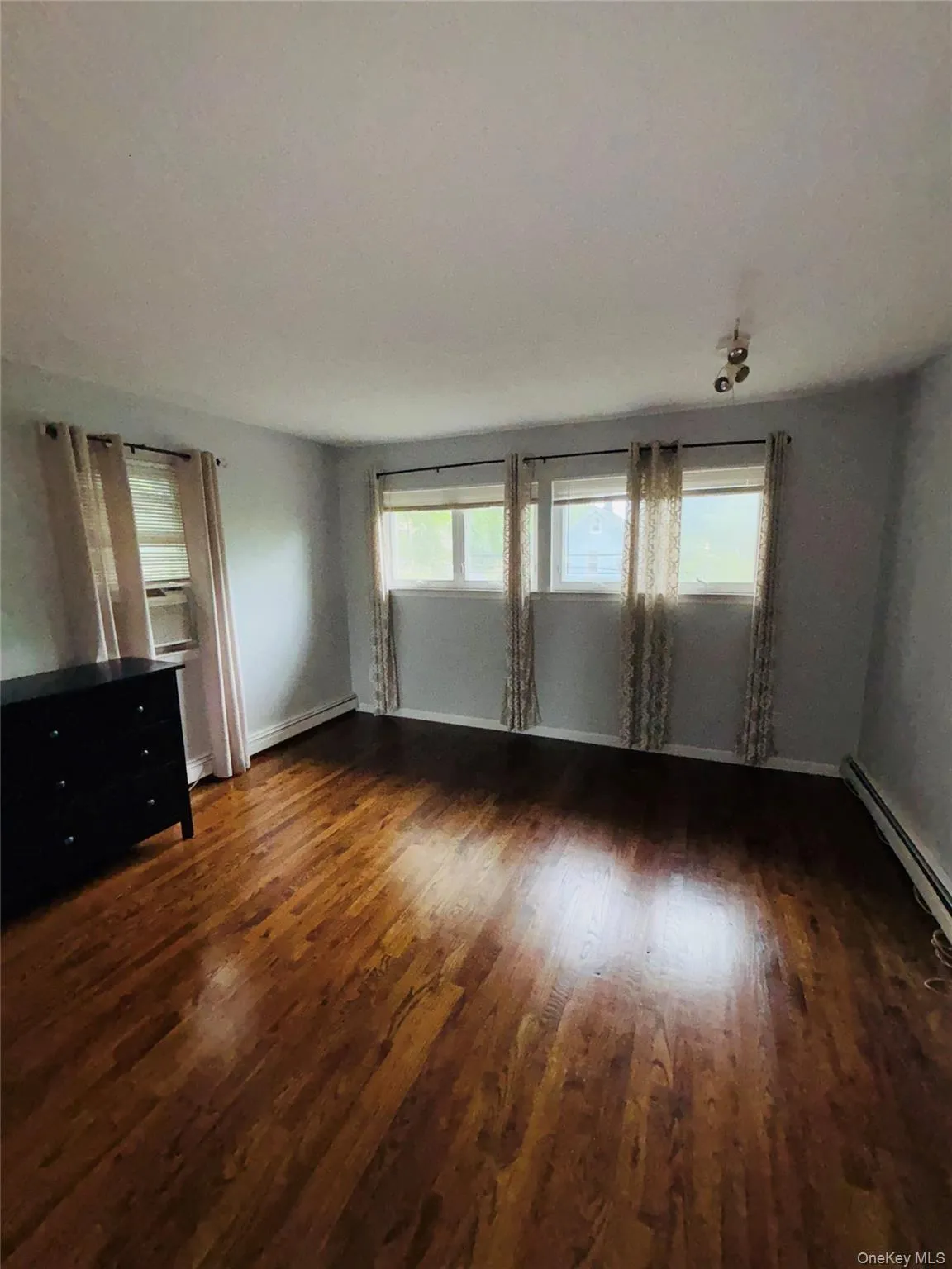 3 Altamont Avenue, Oyster Bay, NY, 3 Bedrooms Bedrooms, 6 Rooms Rooms,1 BathroomBathrooms,Residential,For Rent,Altamont,0,1020045 3 Altamont Avenue, Oyster Bay, NY, 3 Bedrooms Bedrooms, 6 Rooms Rooms,1 BathroomBathrooms,Residential,For Rent,Altamont,0,1020045