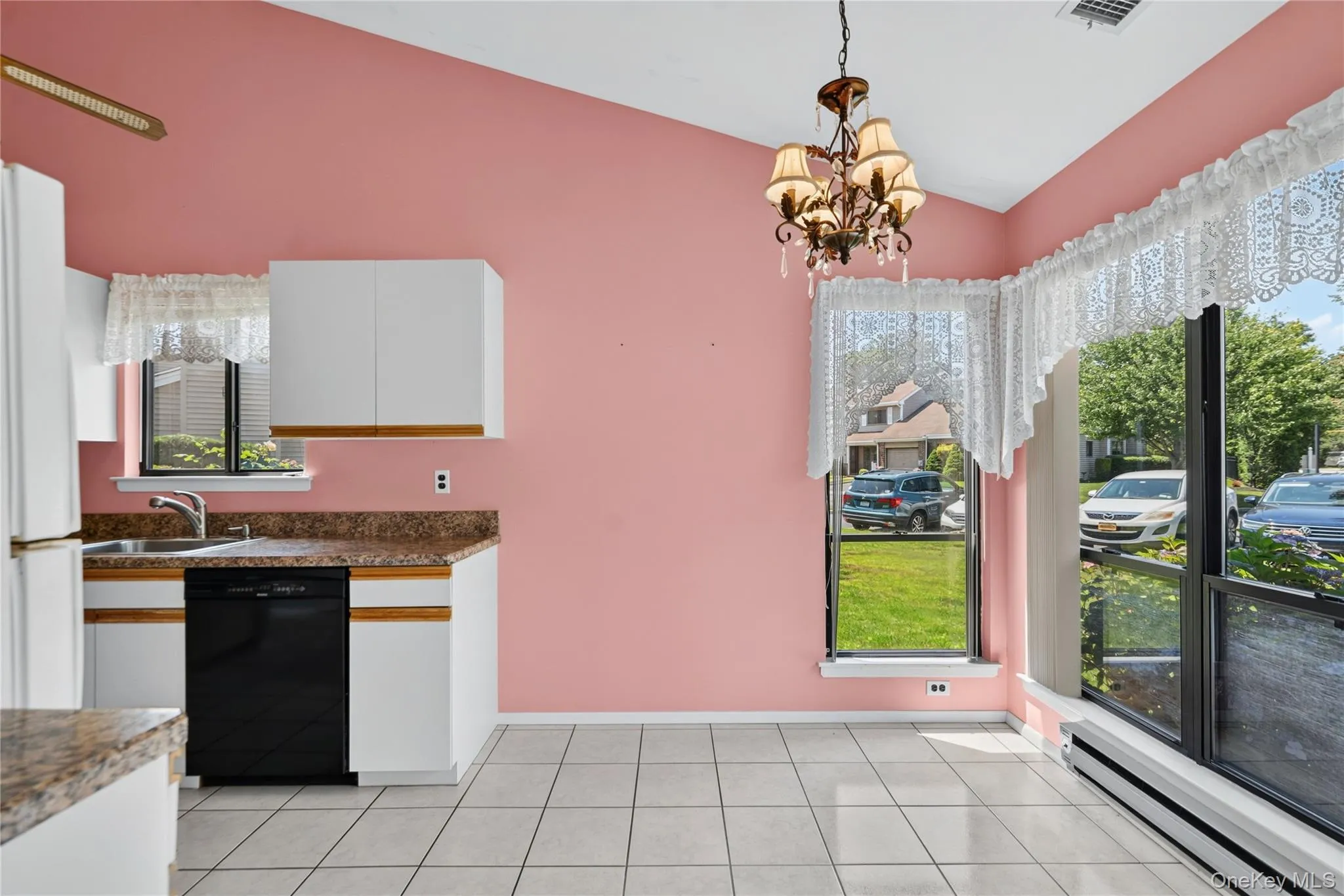 Vaulted ceilings in spacious Eat in Kitchen Vaulted ceilings in spacious Eat in Kitchen