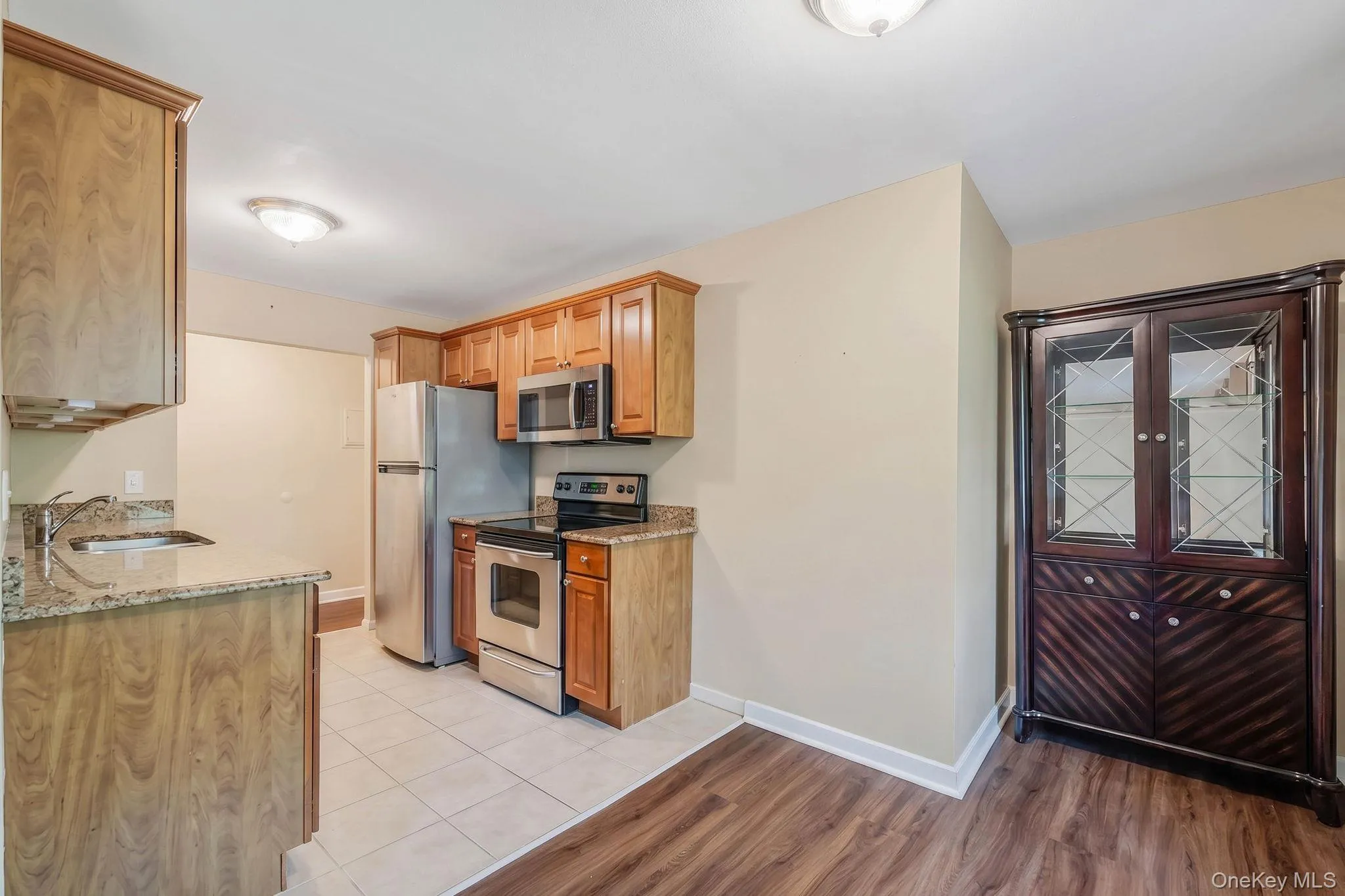 EIK with Granite Countertops, SS Appliances, Breakfast Nook, Room for Washer/Dryer EIK with Granite Countertops, SS Appliances, Breakfast Nook, Room for Washer/Dryer