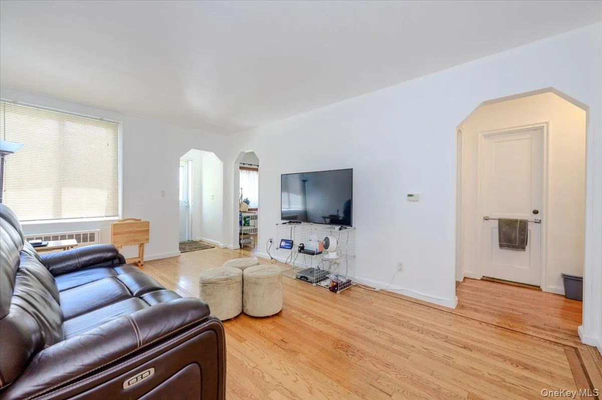 2827 Philip Avenue, New York, NY, 2 Bedrooms Bedrooms, 7 Rooms Rooms,1 BathroomBathrooms,Residential,For Rent,Philip,0,1020105 2827 Philip Avenue, New York, NY, 2 Bedrooms Bedrooms, 7 Rooms Rooms,1 BathroomBathrooms,Residential,For Rent,Philip,0,1020105
