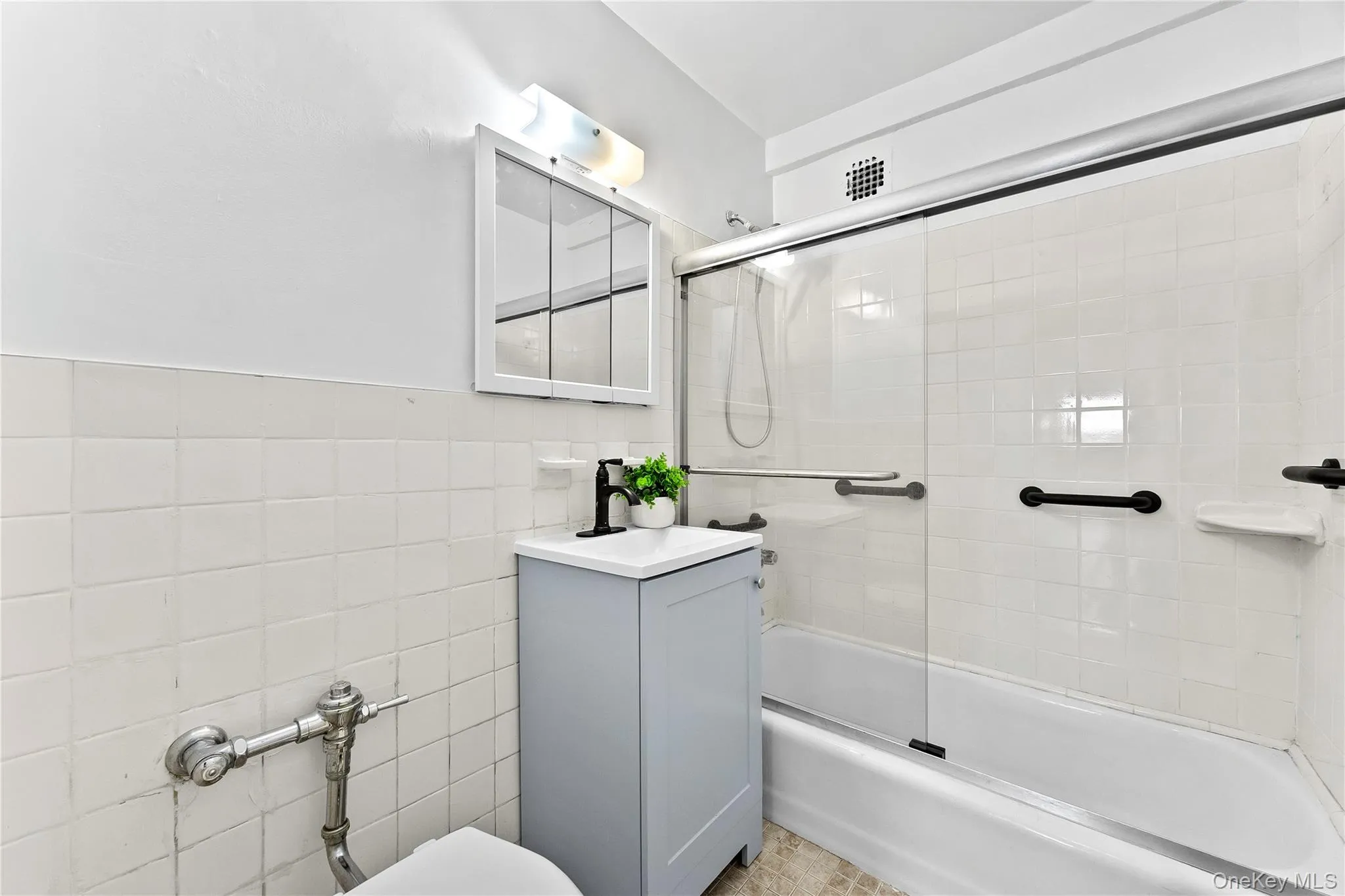 210-50 41st Avenue, New York, NY, 2 Bedrooms Bedrooms, 5 Rooms Rooms,1 BathroomBathrooms,Residential,For Rent,41st,0,1020137 210-50 41st Avenue, New York, NY, 2 Bedrooms Bedrooms, 5 Rooms Rooms,1 BathroomBathrooms,Residential,For Rent,41st,0,1020137
