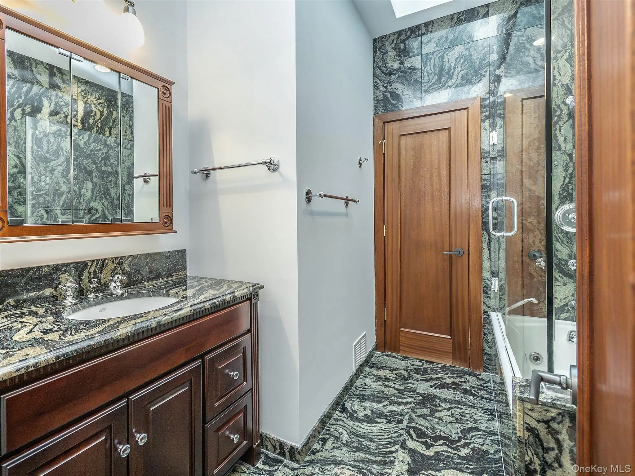 3 West Drive, North Hempstead, NY, 4 Bedrooms Bedrooms, 8 Rooms Rooms,4 BathroomsBathrooms,Residential Lease,For Rent,West,0,1020147 3 West Drive, North Hempstead, NY, 4 Bedrooms Bedrooms, 8 Rooms Rooms,4 BathroomsBathrooms,Residential Lease,For Rent,West,0,1020147