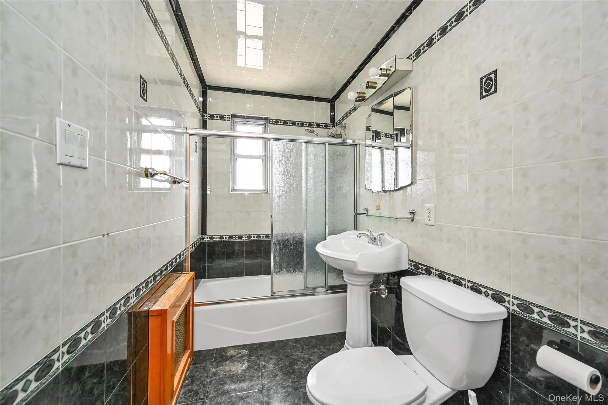 15052 76th Road, New York, NY, 3 Bedrooms Bedrooms, 10 Rooms Rooms,2 BathroomsBathrooms,Residential,For Rent,76th,0,1020159 15052 76th Road, New York, NY, 3 Bedrooms Bedrooms, 10 Rooms Rooms,2 BathroomsBathrooms,Residential,For Rent,76th,0,1020159