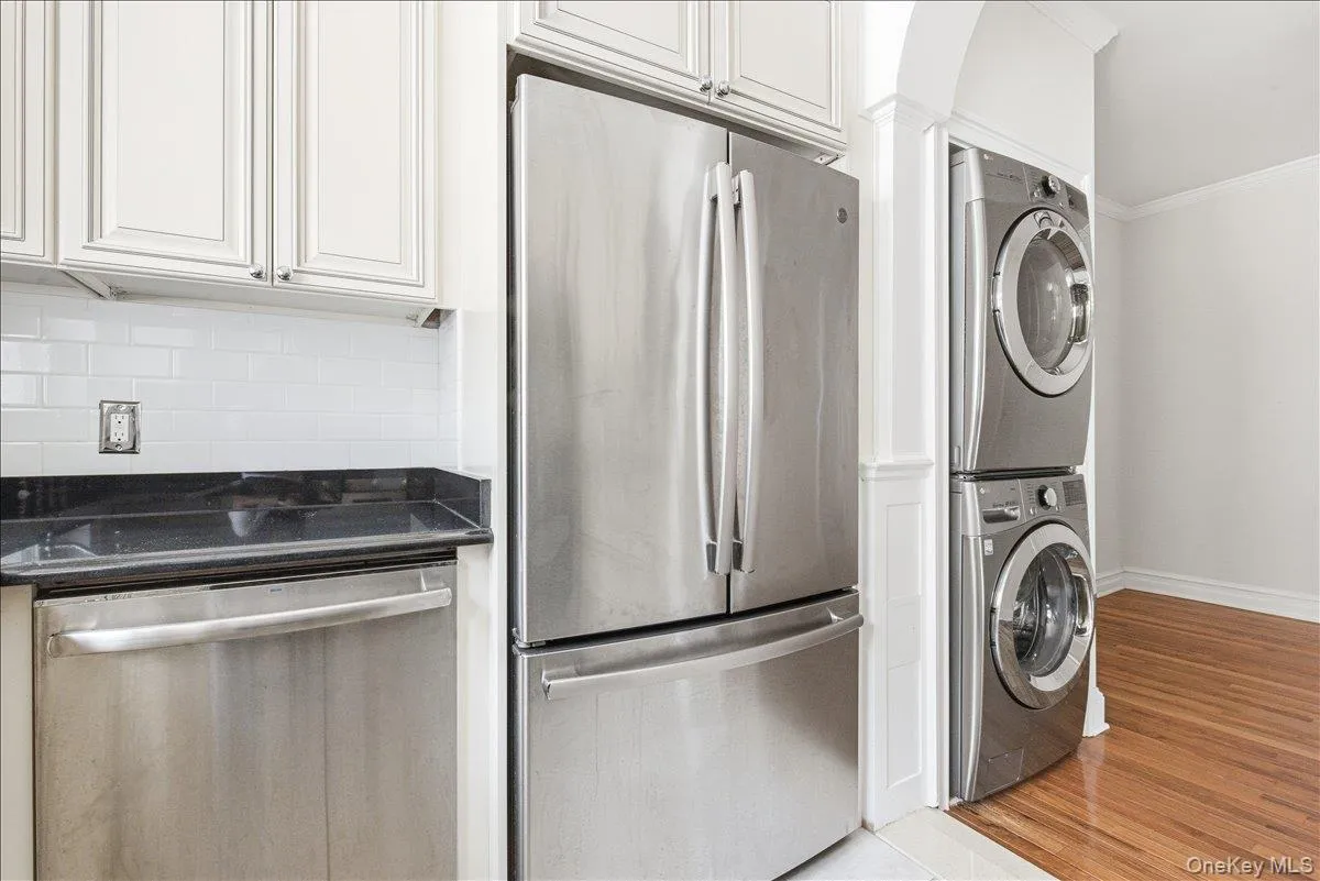 68-11 Clyde Street, New York, NY, 3 Bedrooms Bedrooms, 7 Rooms Rooms,1 BathroomBathrooms,Residential Lease,For Rent,Clyde,0,1020167 68-11 Clyde Street, New York, NY, 3 Bedrooms Bedrooms, 7 Rooms Rooms,1 BathroomBathrooms,Residential Lease,For Rent,Clyde,0,1020167