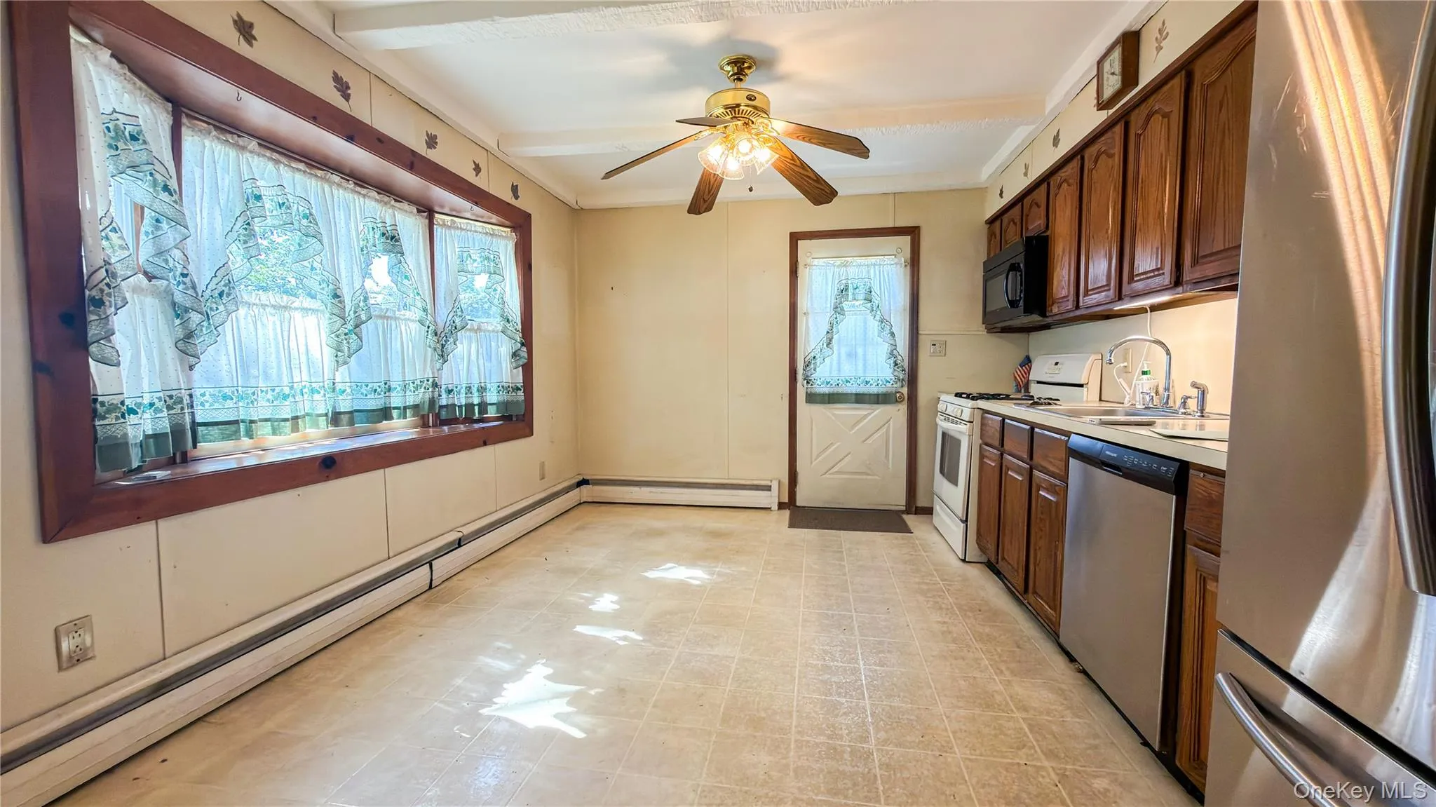 64 Grand Avenue, Babylon, NY, 3 Bedrooms Bedrooms, 6 Rooms Rooms,1 BathroomBathrooms,Residential,For Rent,Grand,0,1020195 64 Grand Avenue, Babylon, NY, 3 Bedrooms Bedrooms, 6 Rooms Rooms,1 BathroomBathrooms,Residential,For Rent,Grand,0,1020195