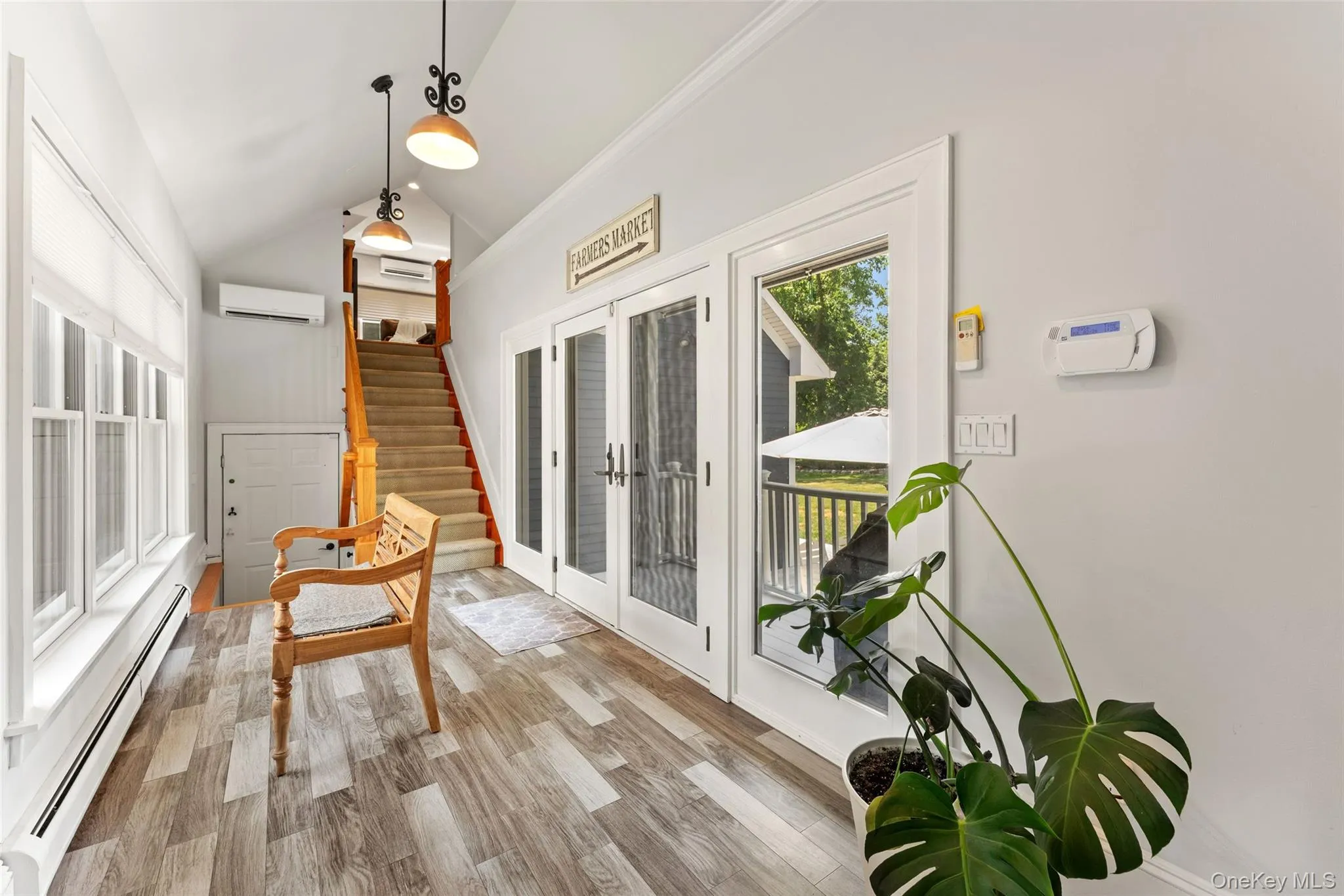 Steps to oversized family or recreation room. Steps to oversized family or recreation room.