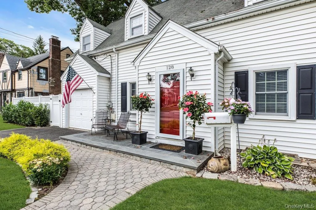 128 Stuart Street, Hempstead, NY, 3 Bedrooms Bedrooms, 6 Rooms Rooms,2 BathroomsBathrooms,Residential,For Rent,Stuart,0,1020259 128 Stuart Street, Hempstead, NY, 3 Bedrooms Bedrooms, 6 Rooms Rooms,2 BathroomsBathrooms,Residential,For Rent,Stuart,0,1020259