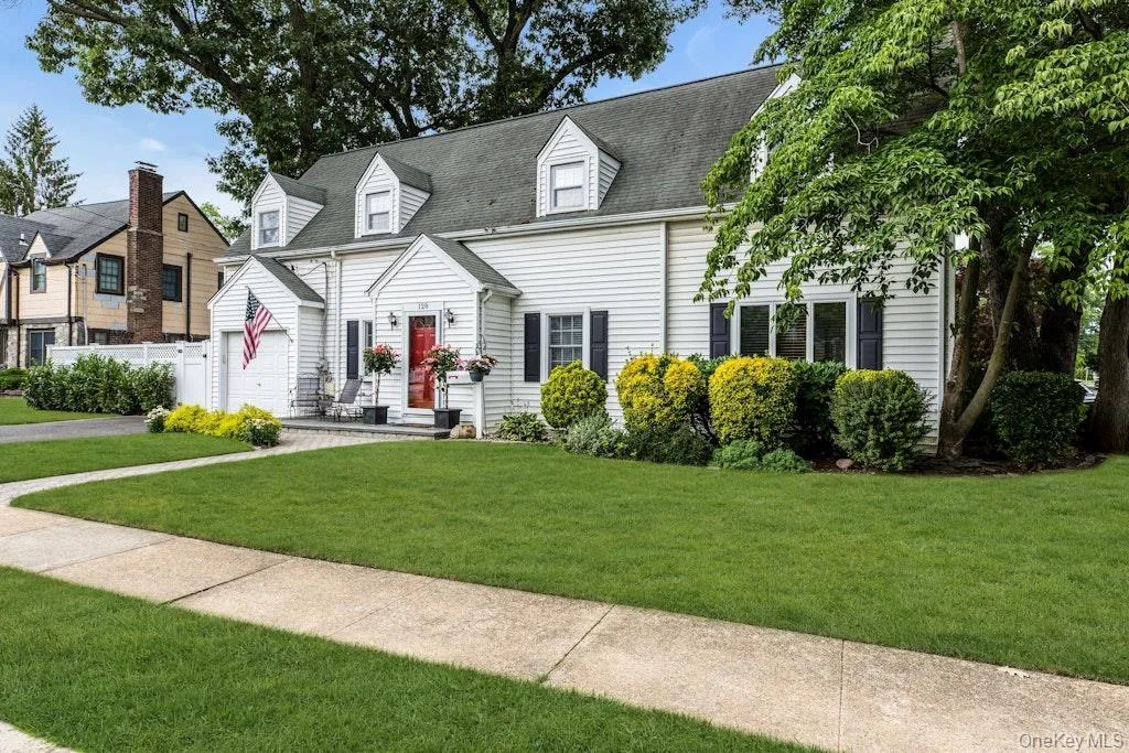 128 Stuart Street, Hempstead, NY, 3 Bedrooms Bedrooms, 6 Rooms Rooms,2 BathroomsBathrooms,Residential,For Rent,Stuart,0,1020259 128 Stuart Street, Hempstead, NY, 3 Bedrooms Bedrooms, 6 Rooms Rooms,2 BathroomsBathrooms,Residential,For Rent,Stuart,0,1020259