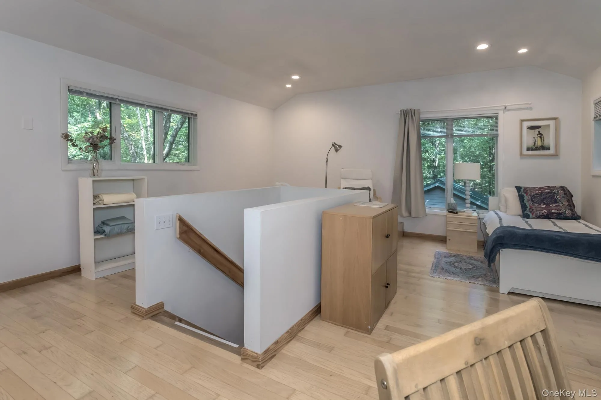 Third floor bedroom, private and secluded Third floor bedroom, private and secluded