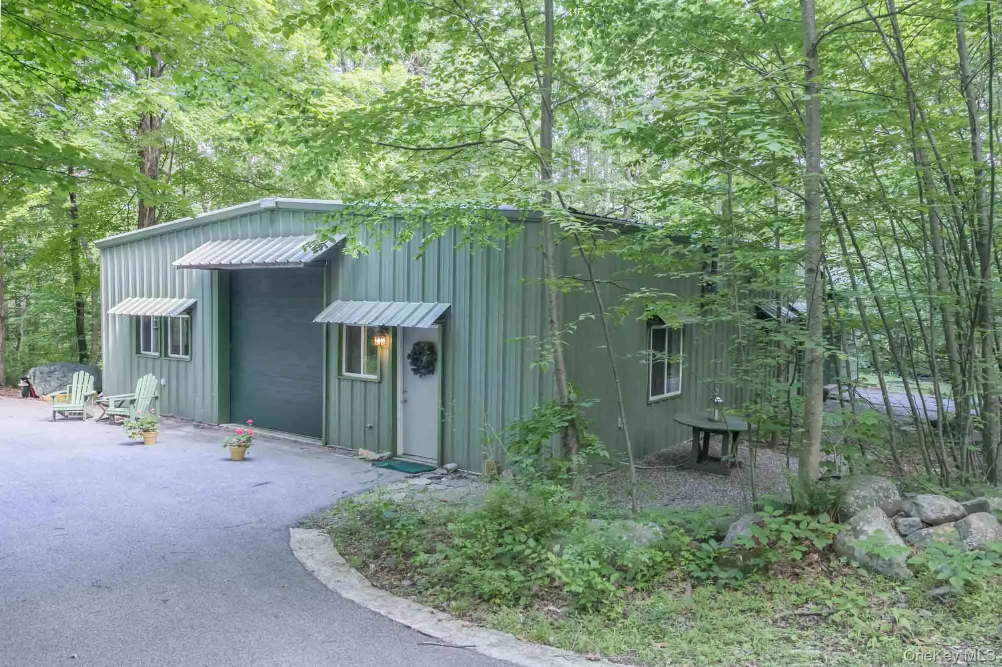 2,400 sqft barn with 16' ceilings and 2 garage doors 2,400 sqft barn with 16' ceilings and 2 garage doors