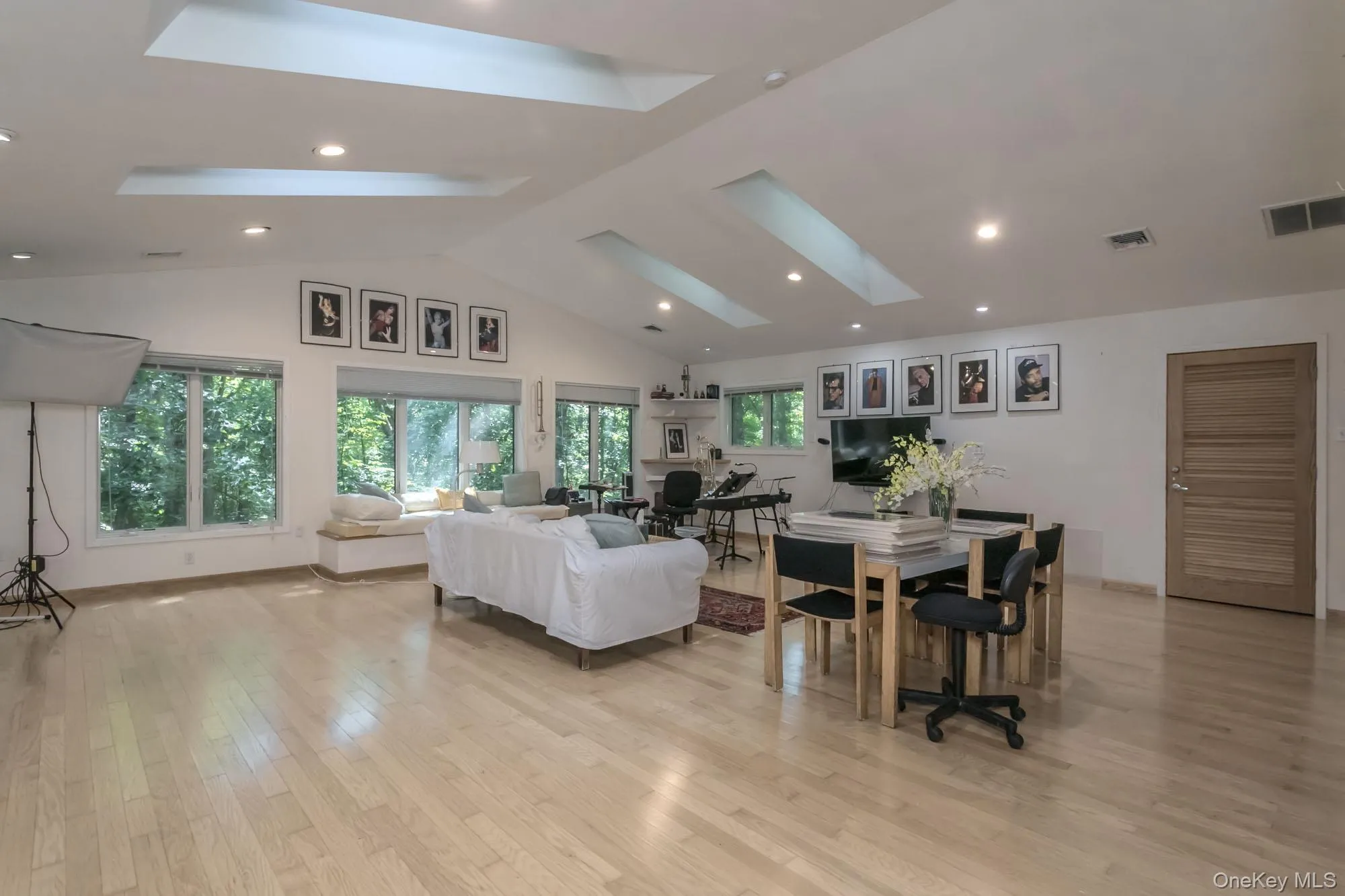 Vaulted ceilings, skylights, and tons of closet space Vaulted ceilings, skylights, and tons of closet space