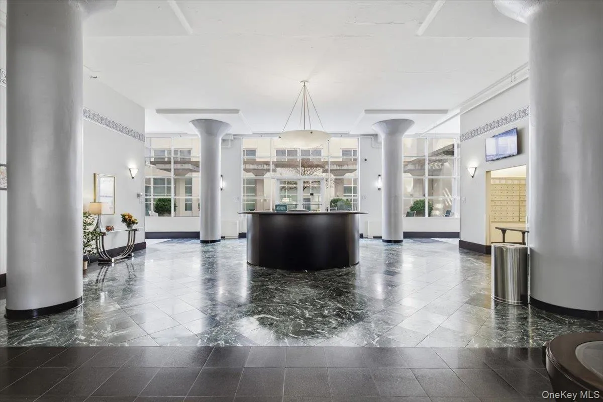 Entry foyer with 24 hour concierge Entry foyer with 24 hour concierge