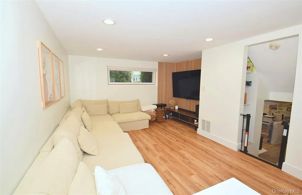 51 Whitman Avenue, Oyster Bay, NY, 3 Bedrooms Bedrooms, 8 Rooms Rooms,2 BathroomsBathrooms,Residential Lease,For Rent,Whitman,0,1020383 51 Whitman Avenue, Oyster Bay, NY, 3 Bedrooms Bedrooms, 8 Rooms Rooms,2 BathroomsBathrooms,Residential Lease,For Rent,Whitman,0,1020383