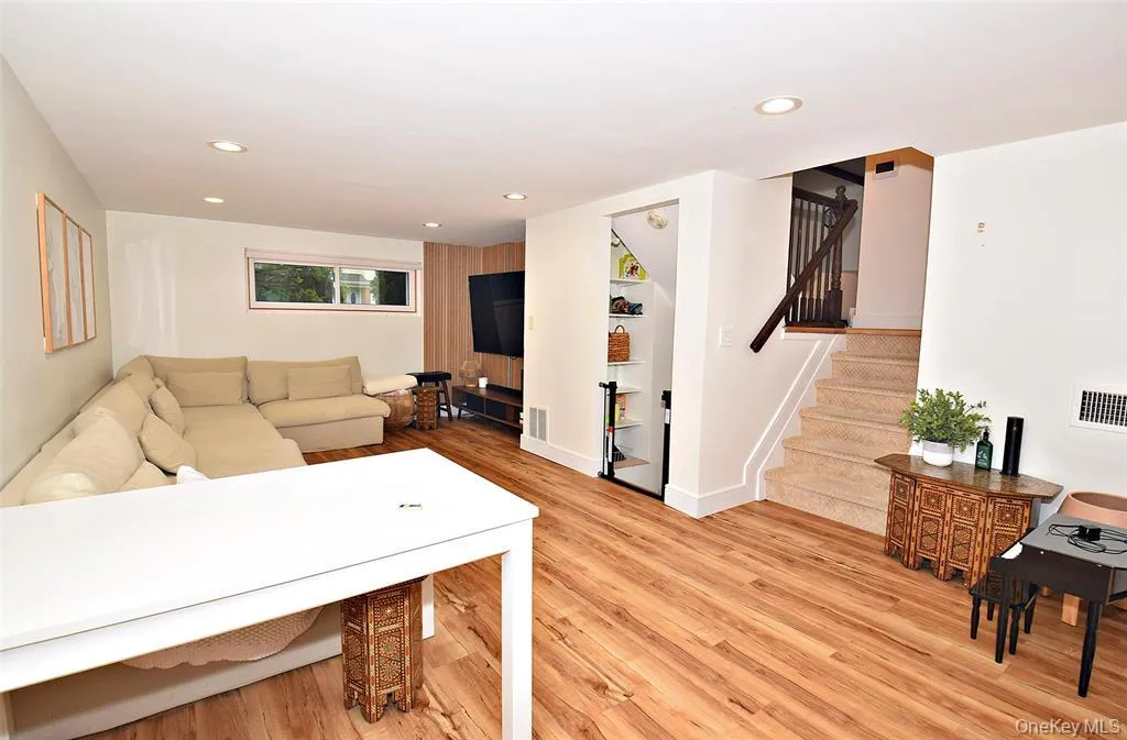 51 Whitman Avenue, Oyster Bay, NY, 3 Bedrooms Bedrooms, 8 Rooms Rooms,2 BathroomsBathrooms,Residential Lease,For Rent,Whitman,0,1020383 51 Whitman Avenue, Oyster Bay, NY, 3 Bedrooms Bedrooms, 8 Rooms Rooms,2 BathroomsBathrooms,Residential Lease,For Rent,Whitman,0,1020383
