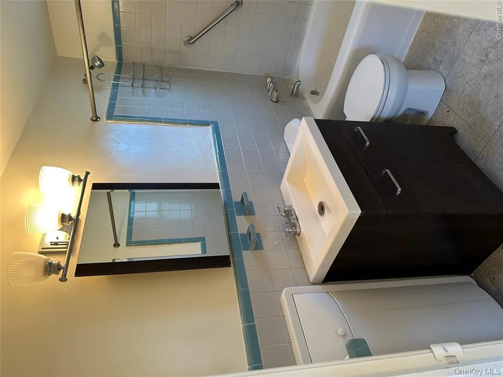 one Waverly Place, Hempstead, NY, 1 Bedroom Bedrooms, 4 Rooms Rooms,1 BathroomBathrooms,Residential Lease,For Rent,Waverly,0,1020386 one Waverly Place, Hempstead, NY, 1 Bedroom Bedrooms, 4 Rooms Rooms,1 BathroomBathrooms,Residential Lease,For Rent,Waverly,0,1020386