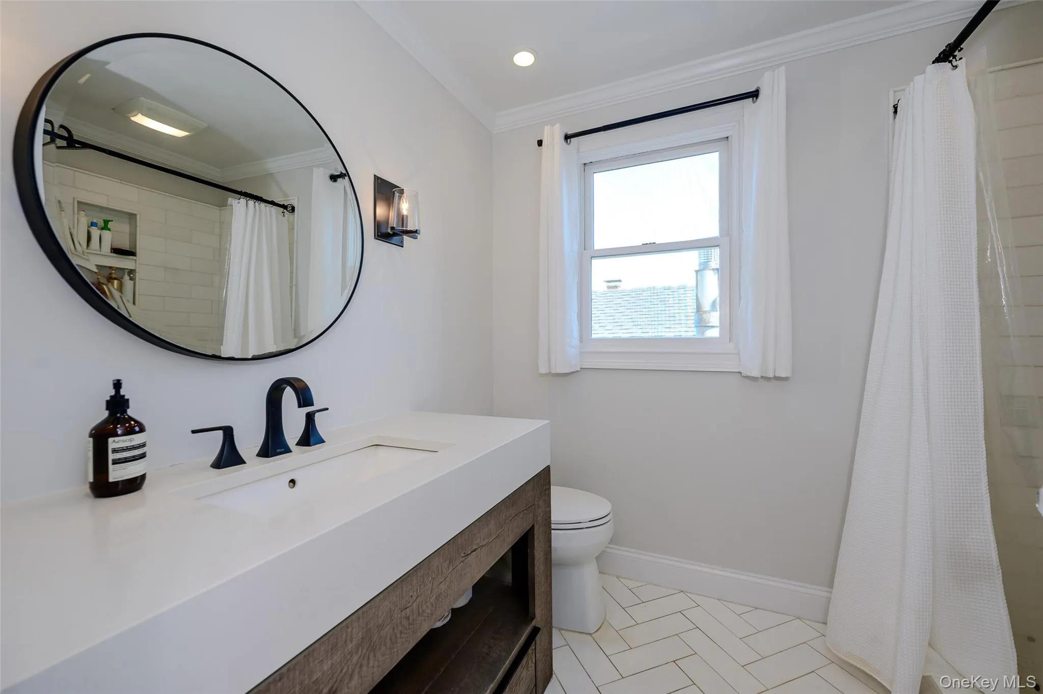 Upper Level Bathroom Upper Level Bathroom
