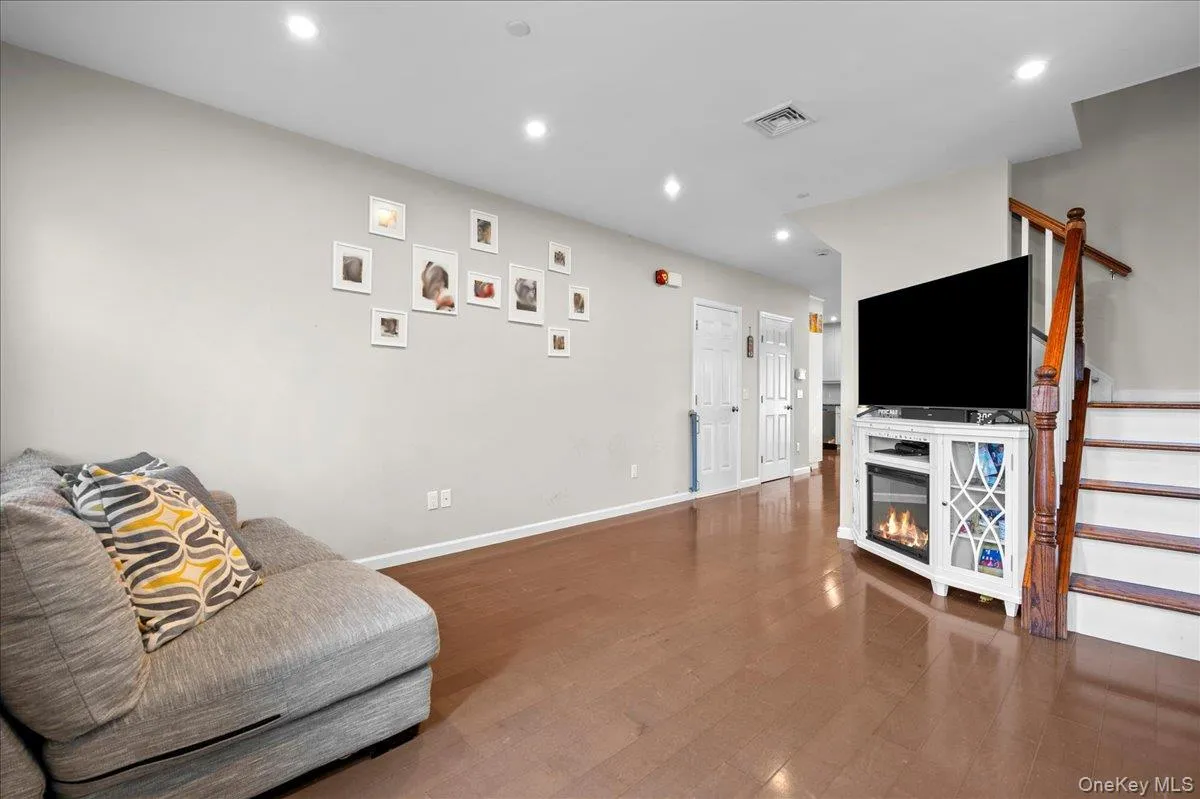 140 Winthrop Avenue, Greenburgh, NY, 4 Bedrooms Bedrooms, 7 Rooms Rooms,2 BathroomsBathrooms,Residential,For Rent,Winthrop,0,1020457 140 Winthrop Avenue, Greenburgh, NY, 4 Bedrooms Bedrooms, 7 Rooms Rooms,2 BathroomsBathrooms,Residential,For Rent,Winthrop,0,1020457