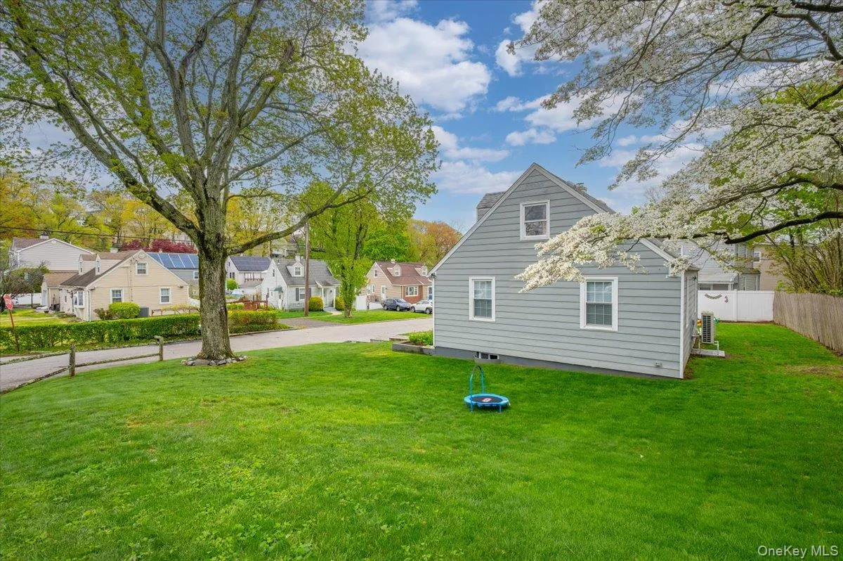 6 Cantitoe Road, Yonkers, NY, 3 Bedrooms Bedrooms, 5 Rooms Rooms,1 BathroomBathrooms,Residential,For Rent,Cantitoe,0,1020498 6 Cantitoe Road, Yonkers, NY, 3 Bedrooms Bedrooms, 5 Rooms Rooms,1 BathroomBathrooms,Residential,For Rent,Cantitoe,0,1020498