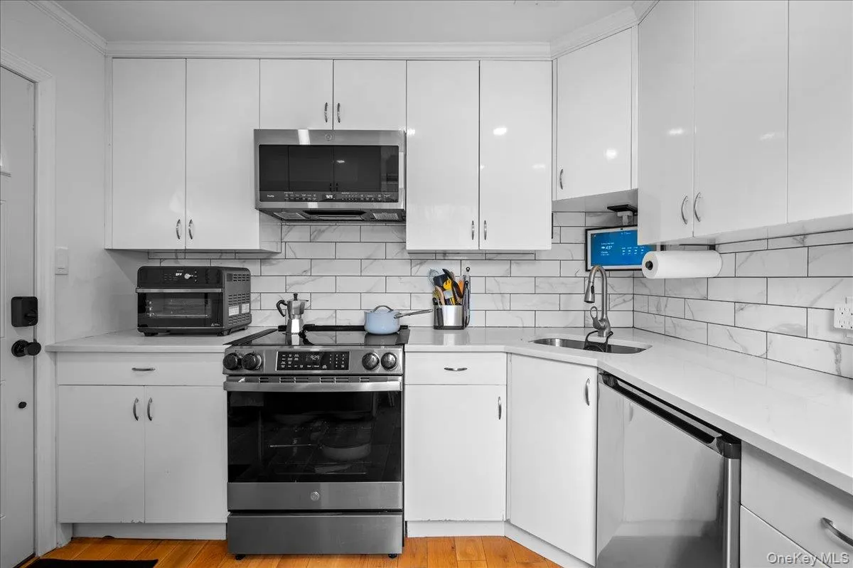 6 Cantitoe Road, Yonkers, NY, 3 Bedrooms Bedrooms, 5 Rooms Rooms,1 BathroomBathrooms,Residential,For Rent,Cantitoe,0,1020498 6 Cantitoe Road, Yonkers, NY, 3 Bedrooms Bedrooms, 5 Rooms Rooms,1 BathroomBathrooms,Residential,For Rent,Cantitoe,0,1020498