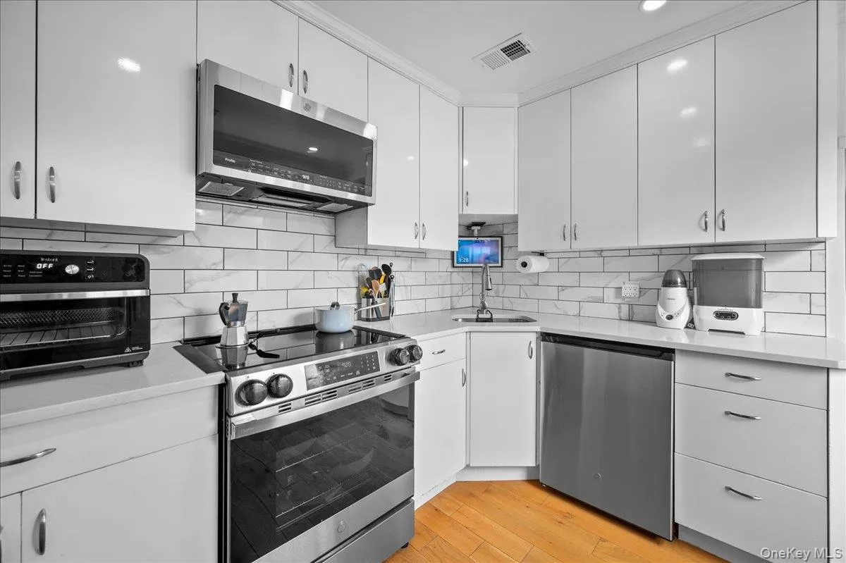 6 Cantitoe Road, Yonkers, NY, 3 Bedrooms Bedrooms, 5 Rooms Rooms,1 BathroomBathrooms,Residential,For Rent,Cantitoe,0,1020498 6 Cantitoe Road, Yonkers, NY, 3 Bedrooms Bedrooms, 5 Rooms Rooms,1 BathroomBathrooms,Residential,For Rent,Cantitoe,0,1020498