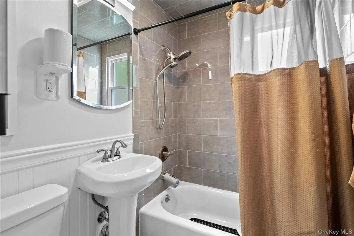 6 Cantitoe Road, Yonkers, NY, 3 Bedrooms Bedrooms, 5 Rooms Rooms,1 BathroomBathrooms,Residential,For Rent,Cantitoe,0,1020498 6 Cantitoe Road, Yonkers, NY, 3 Bedrooms Bedrooms, 5 Rooms Rooms,1 BathroomBathrooms,Residential,For Rent,Cantitoe,0,1020498