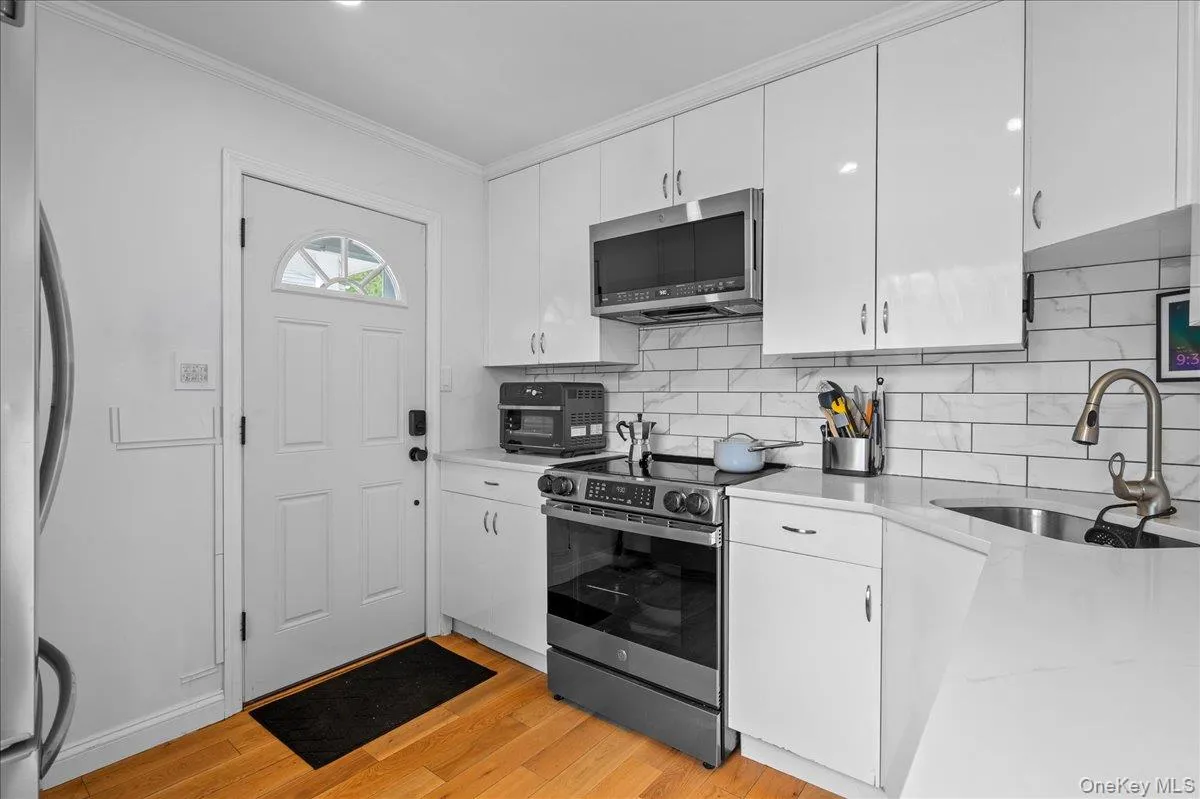 6 Cantitoe Road, Yonkers, NY, 3 Bedrooms Bedrooms, 5 Rooms Rooms,1 BathroomBathrooms,Residential,For Rent,Cantitoe,0,1020498 6 Cantitoe Road, Yonkers, NY, 3 Bedrooms Bedrooms, 5 Rooms Rooms,1 BathroomBathrooms,Residential,For Rent,Cantitoe,0,1020498