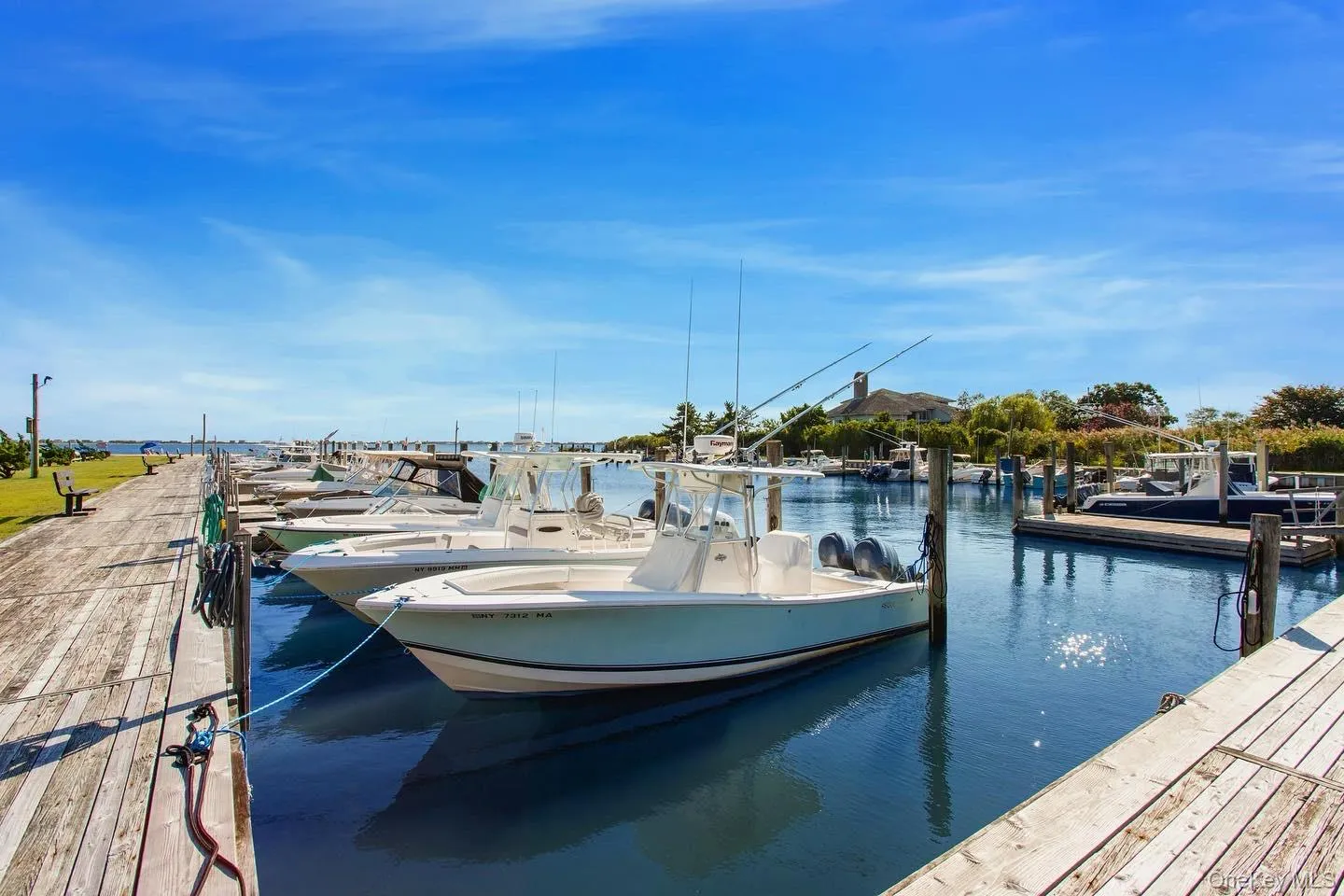 Within minutes to the many surrounding world class marinas. Within minutes to the many surrounding world class marinas.