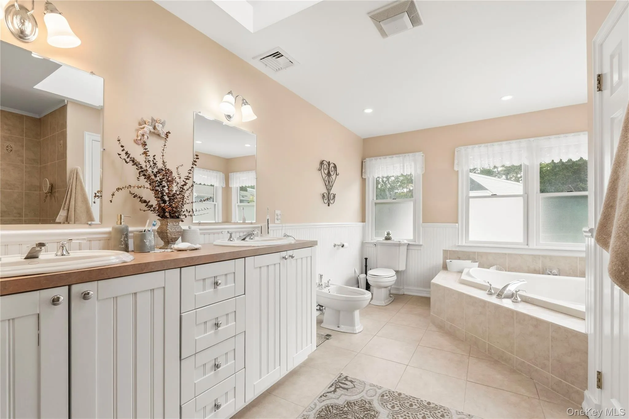 Spacious primary bath with bidet and soaking spa tub. Spacious primary bath with bidet and soaking spa tub.
