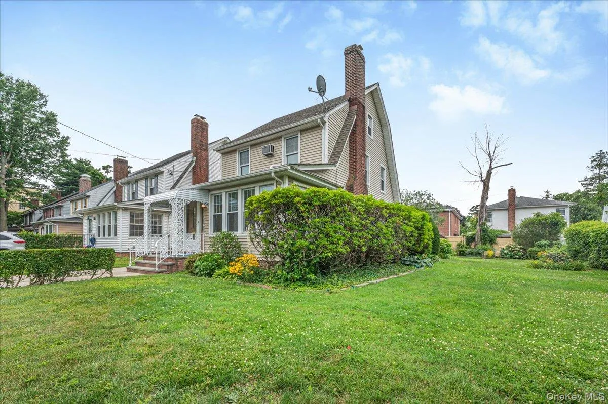 Side yard - 60 x 100 lot, expansive lawn and lovely garden Side yard - 60 x 100 lot, expansive lawn and lovely garden