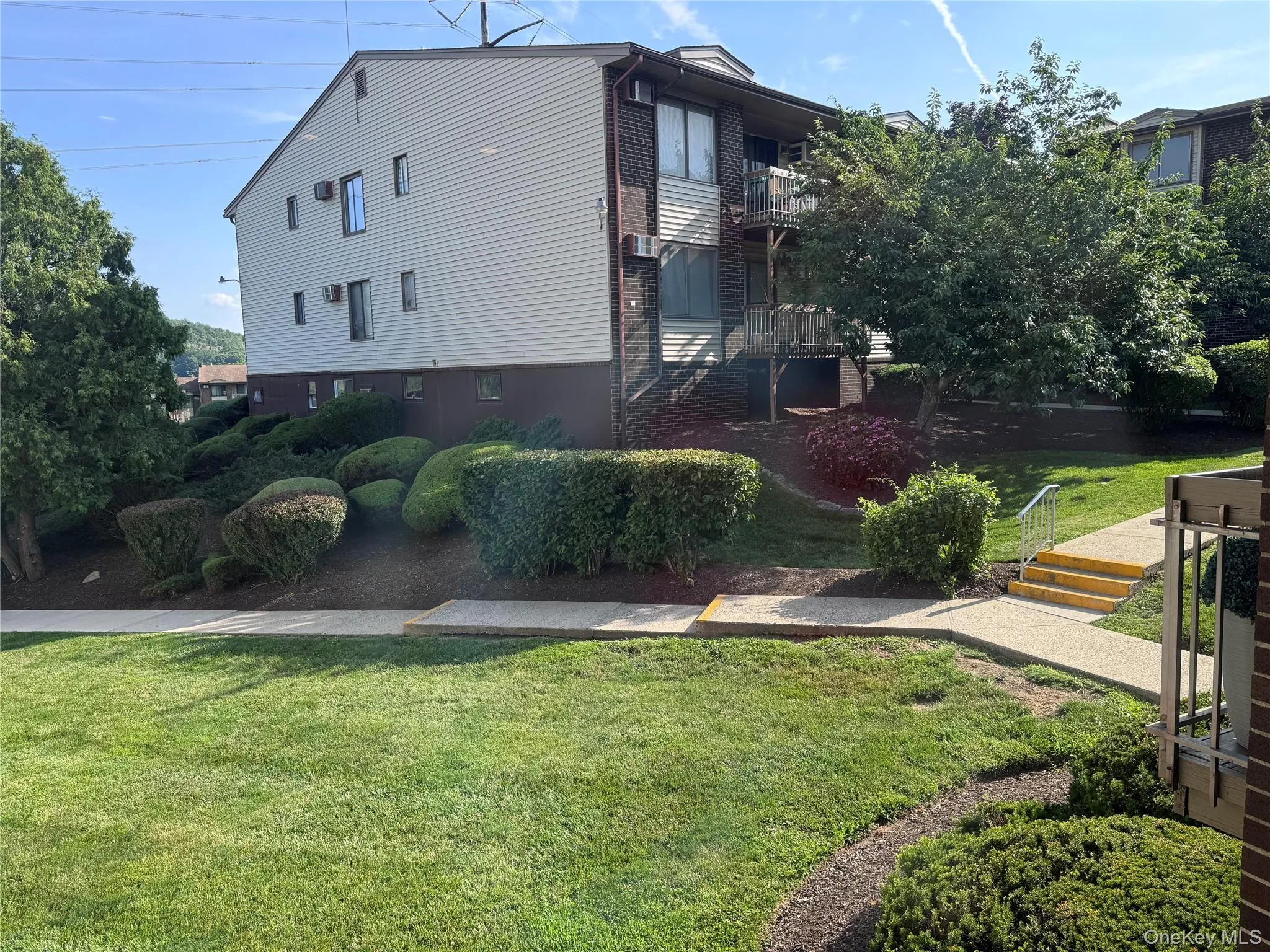 Common areas are landscaped beautifully and well kept for every season. Common areas are landscaped beautifully and well kept for every season.