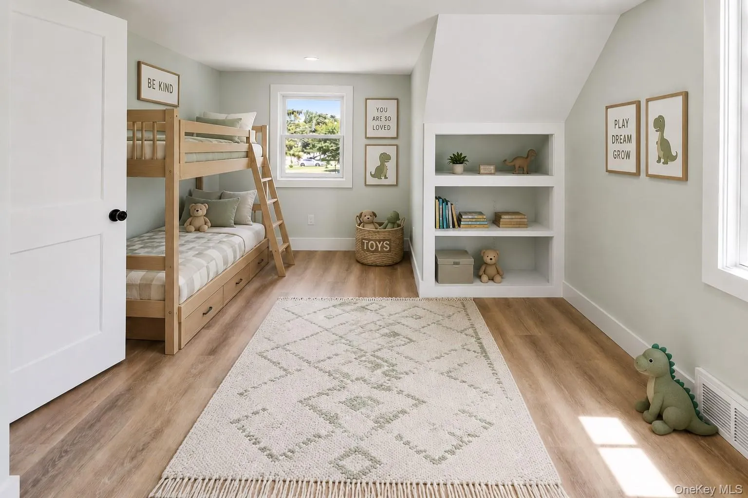 VIRTUAL STAGING: This image has been virtually staged for illustrative purposes only. VIRTUAL STAGING: This image has been virtually staged for illustrative purposes only.